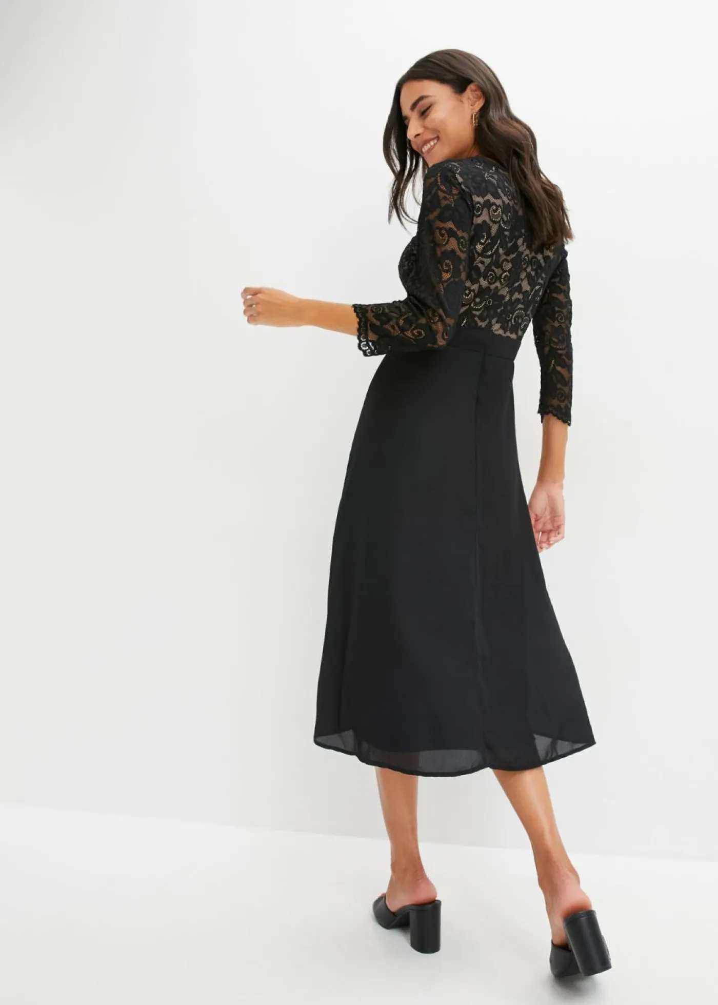 bonprix bonprix Vestido de gasa con encaje Negro Hot