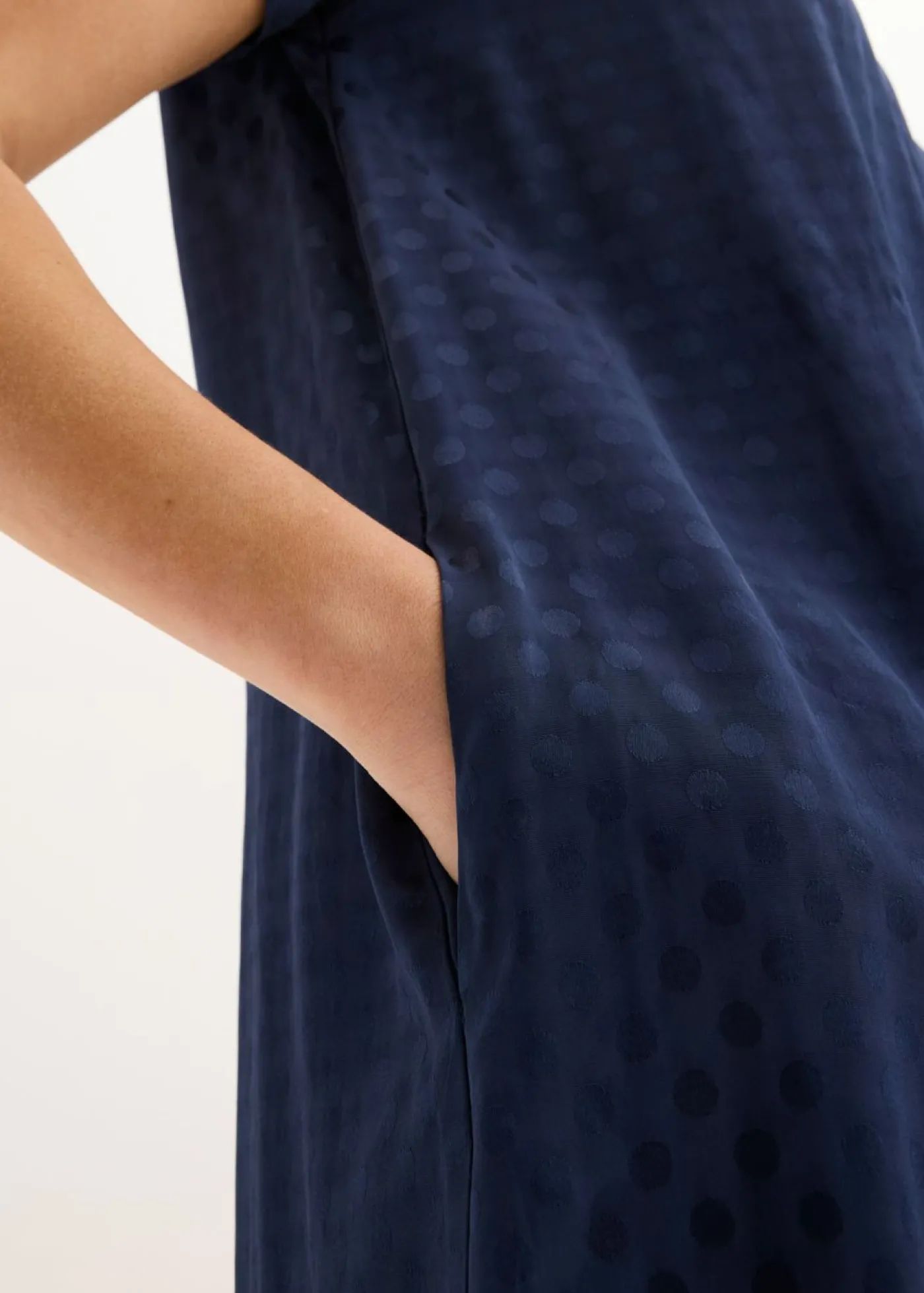 bonprix bonprix Vestido de jacquard con pinzas azul marino topos Clearance