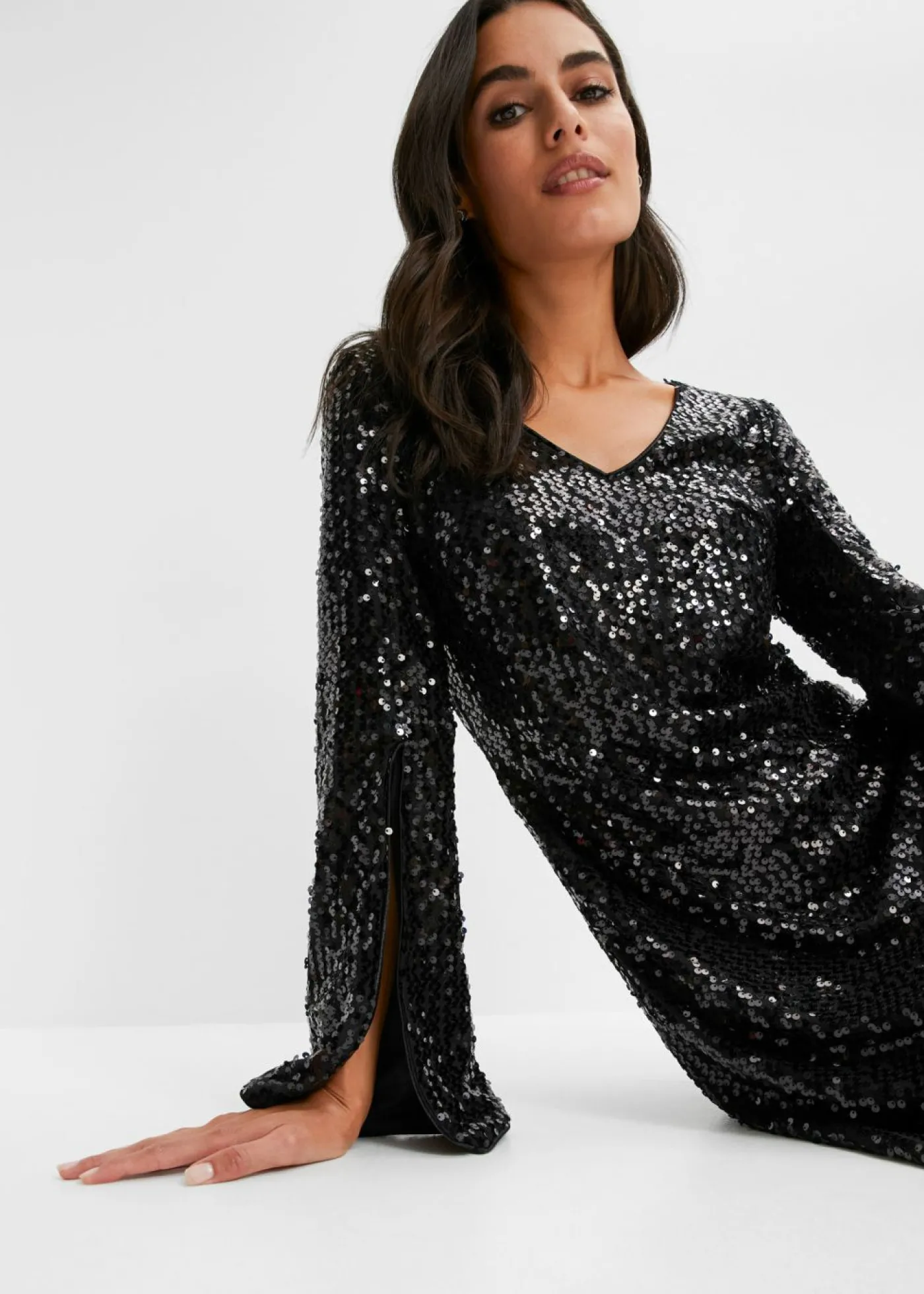 bonprix bonprix Vestido de lentejuelas con mangas de trompeta Negro Clearance