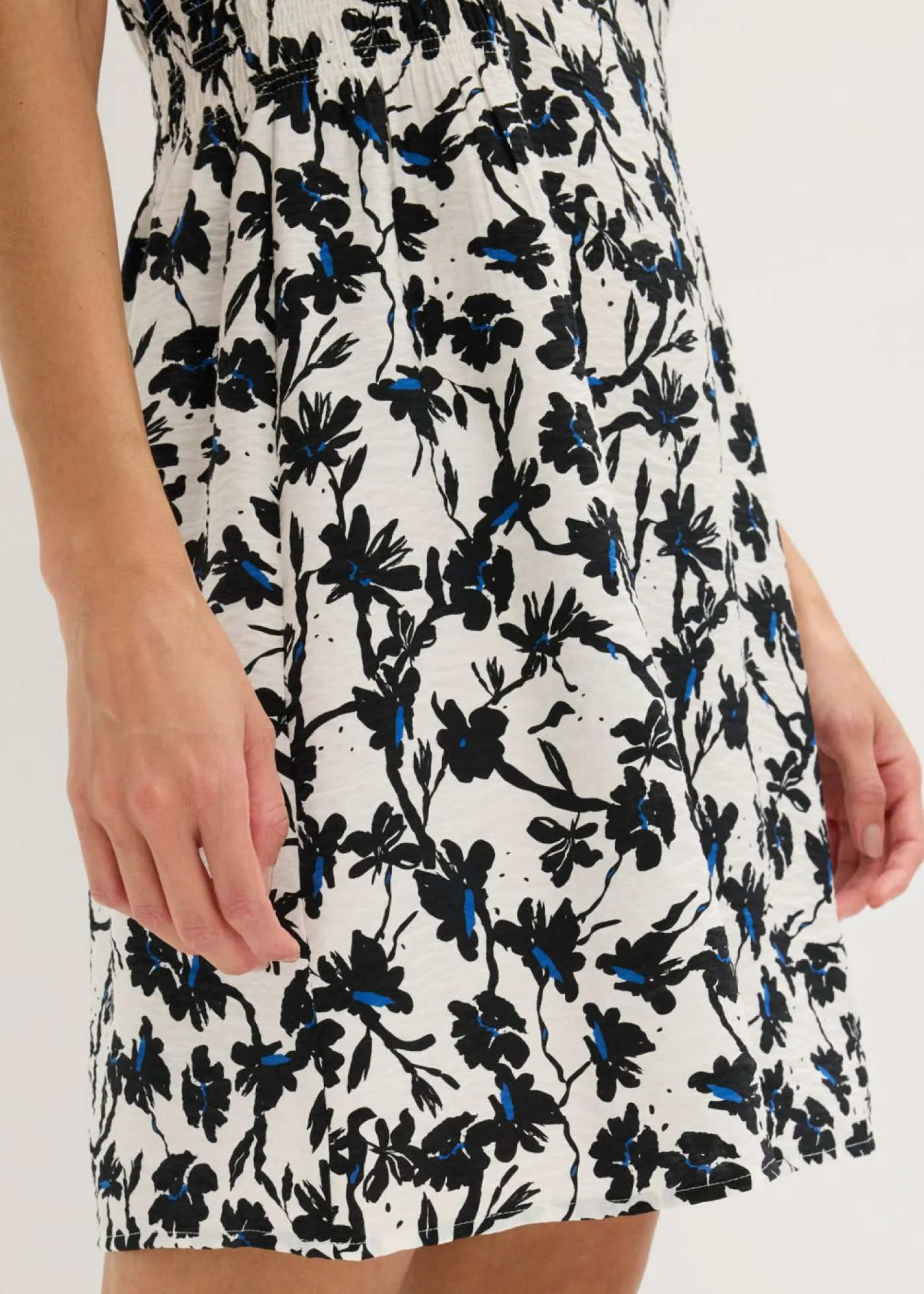 bonprix bonprix Vestido de material estructurado con mangas de murciélago Blanco lana-negro