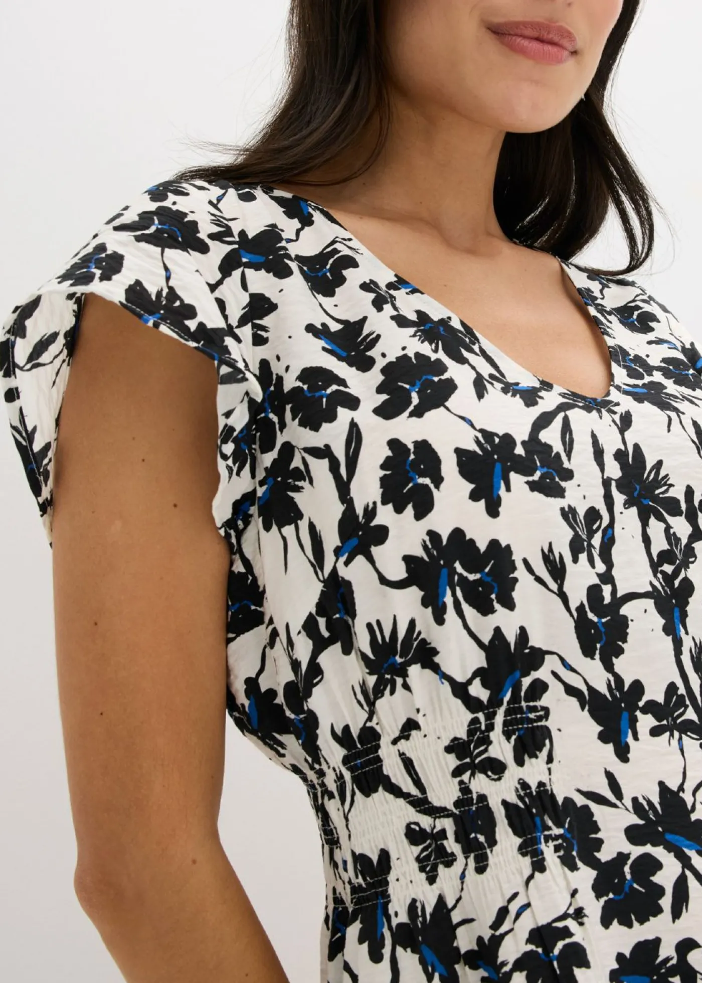 bonprix bonprix Vestido de material estructurado con mangas de murciélago Blanco lana-negro