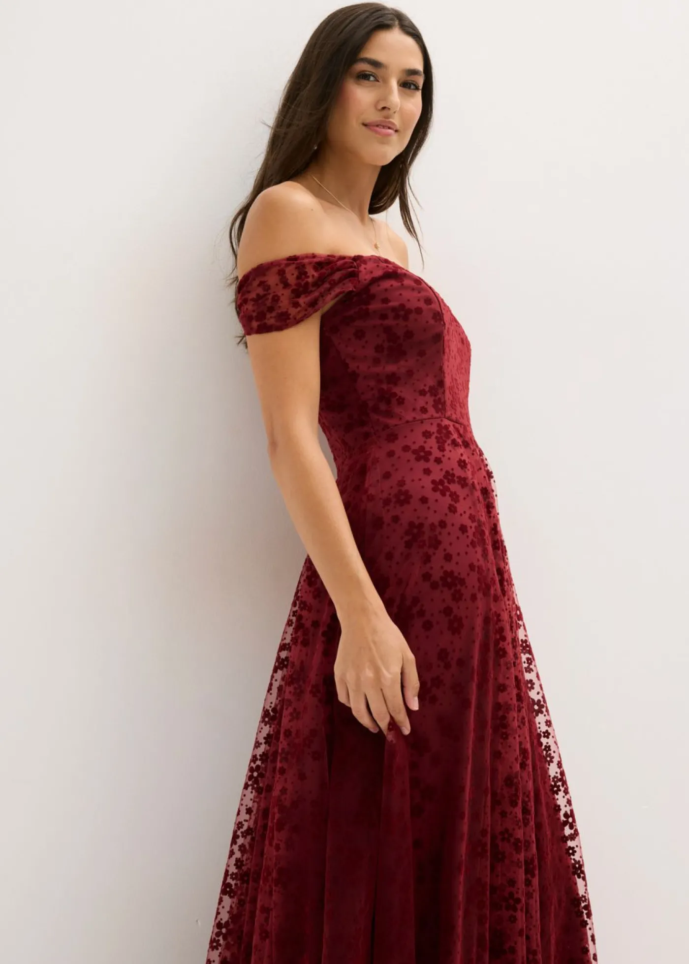 bonprix bonprix Vestido de noche con un elegante bordado floral Rojo rubí Sale