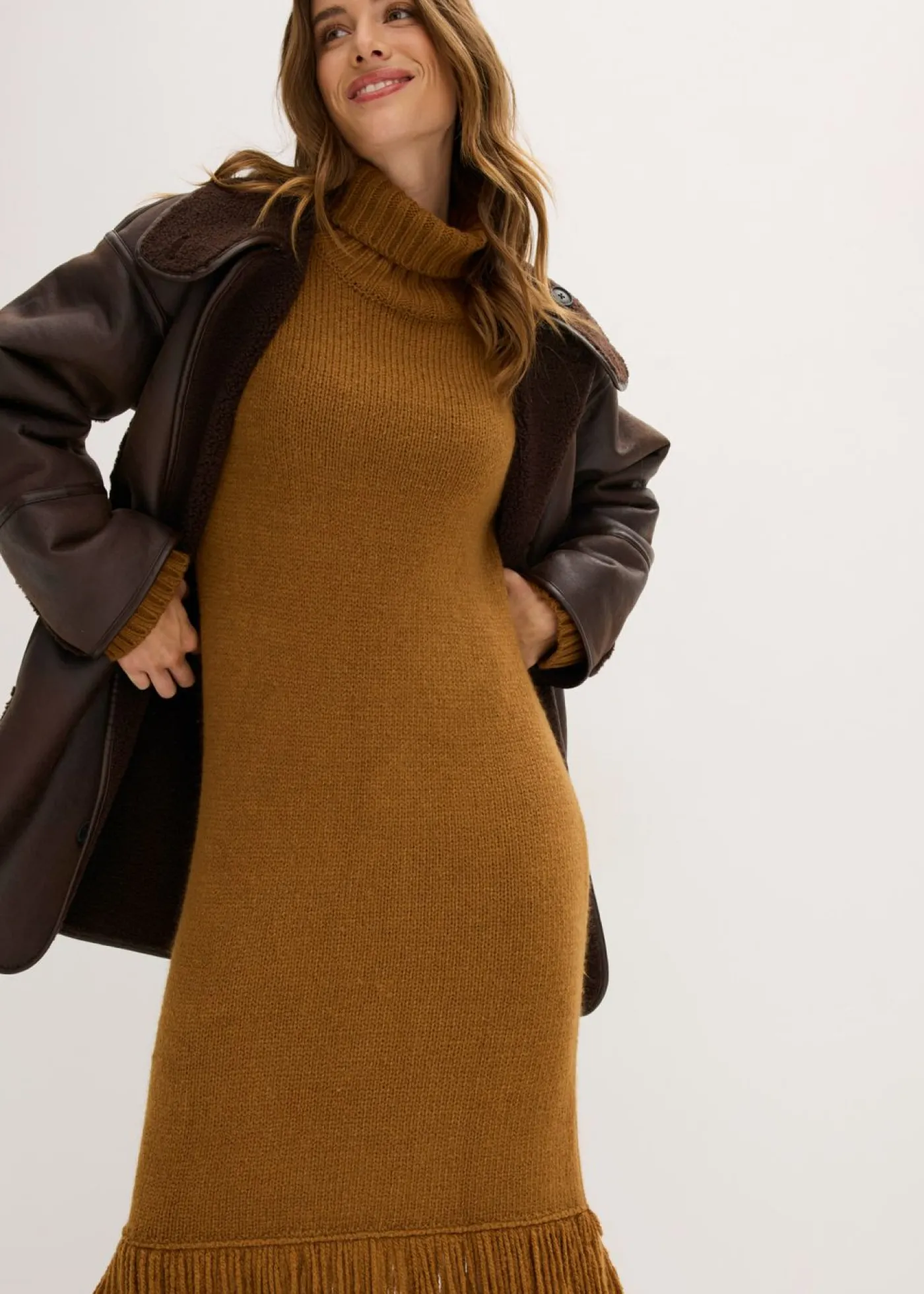 bonprix bonprix Vestido de punto con flecos en el dobladillo Marrón coñac New