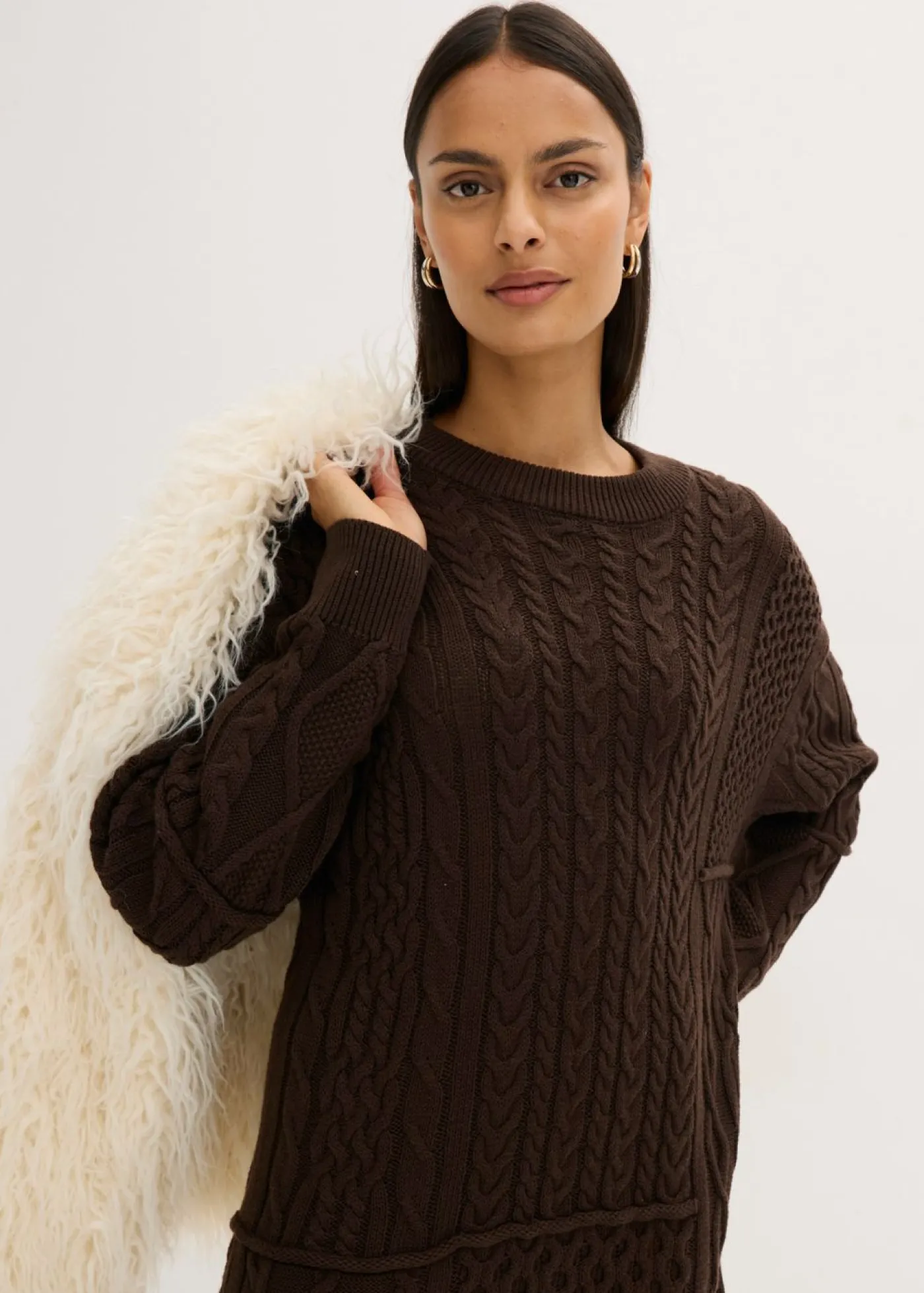 bonprix bonprix Vestido de punto con patrón trenzado Marrón oscuro Sale
