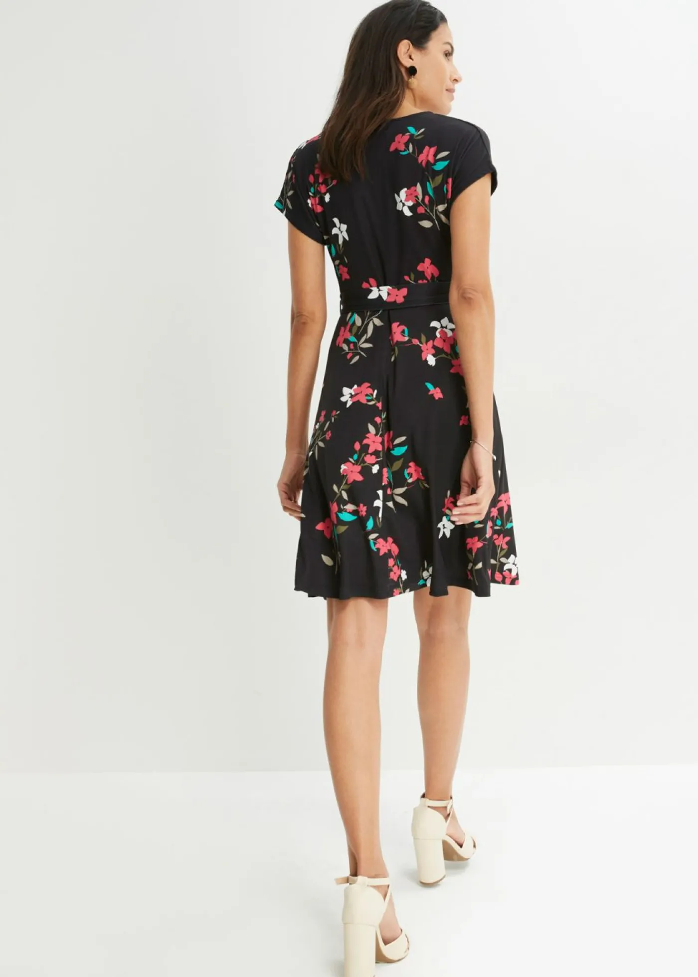 bonprix bonprix Vestido de punto de diseño cruzado negro-frambuesa con flores Hot