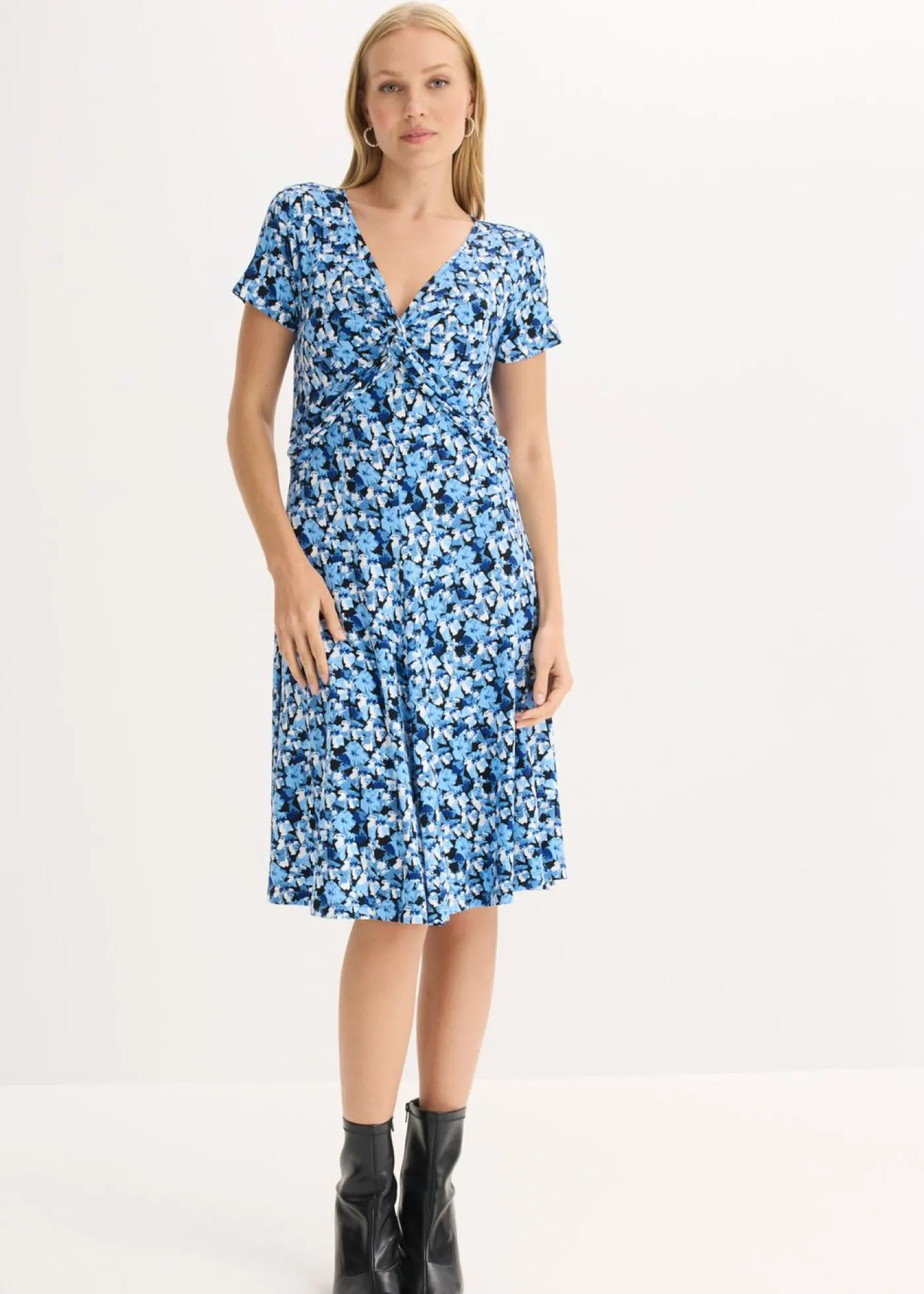 bonprix bonprix Vestido de punto de mezcla de viscosa Azul genciana de flores Hot