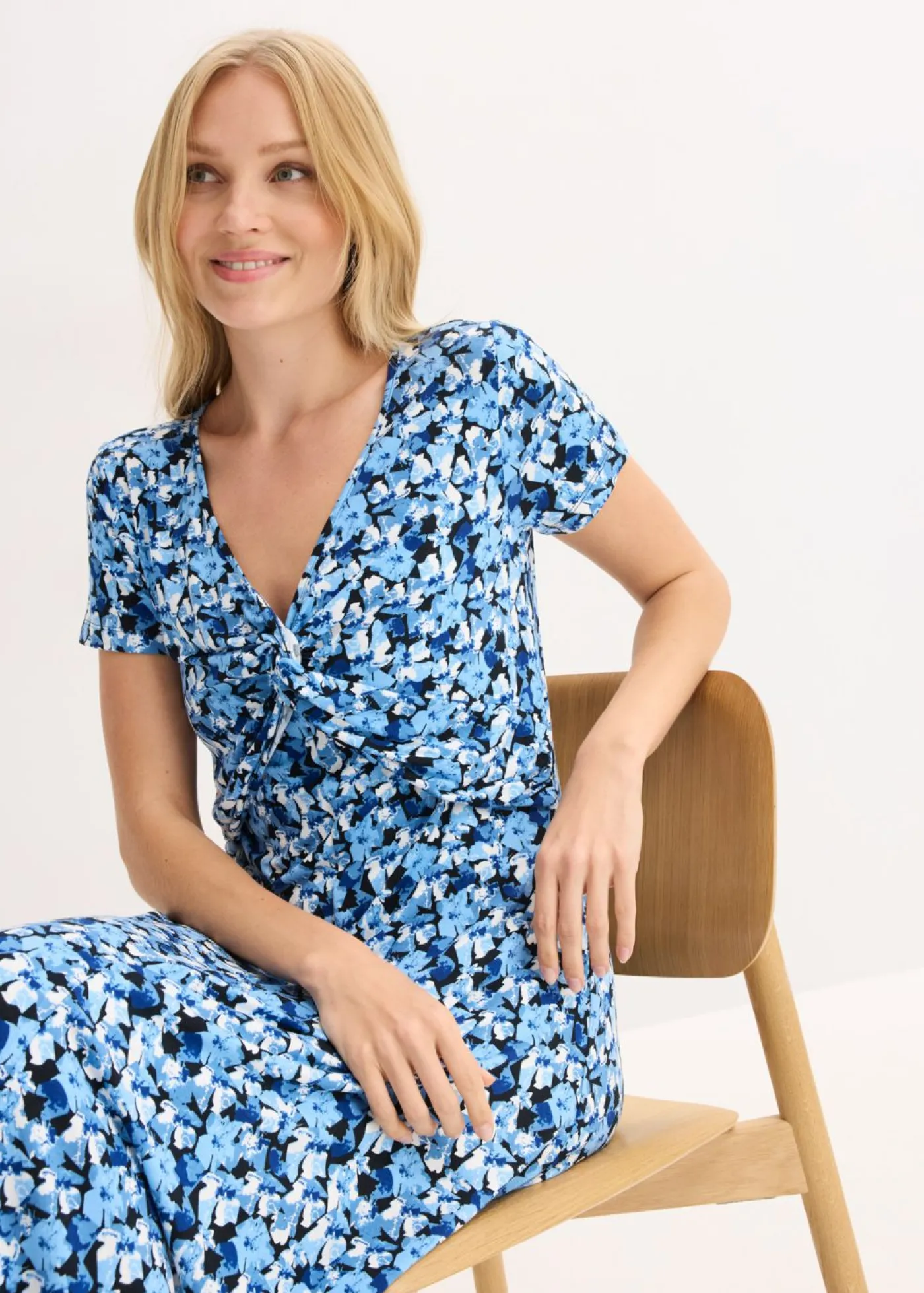 bonprix bonprix Vestido de punto de mezcla de viscosa Azul genciana de flores Hot