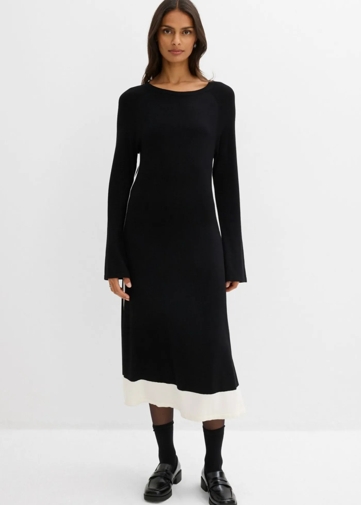 bonprix bonprix Vestido de punto de mezcla de viscosa con detalles en contraste Negro-blanco lana