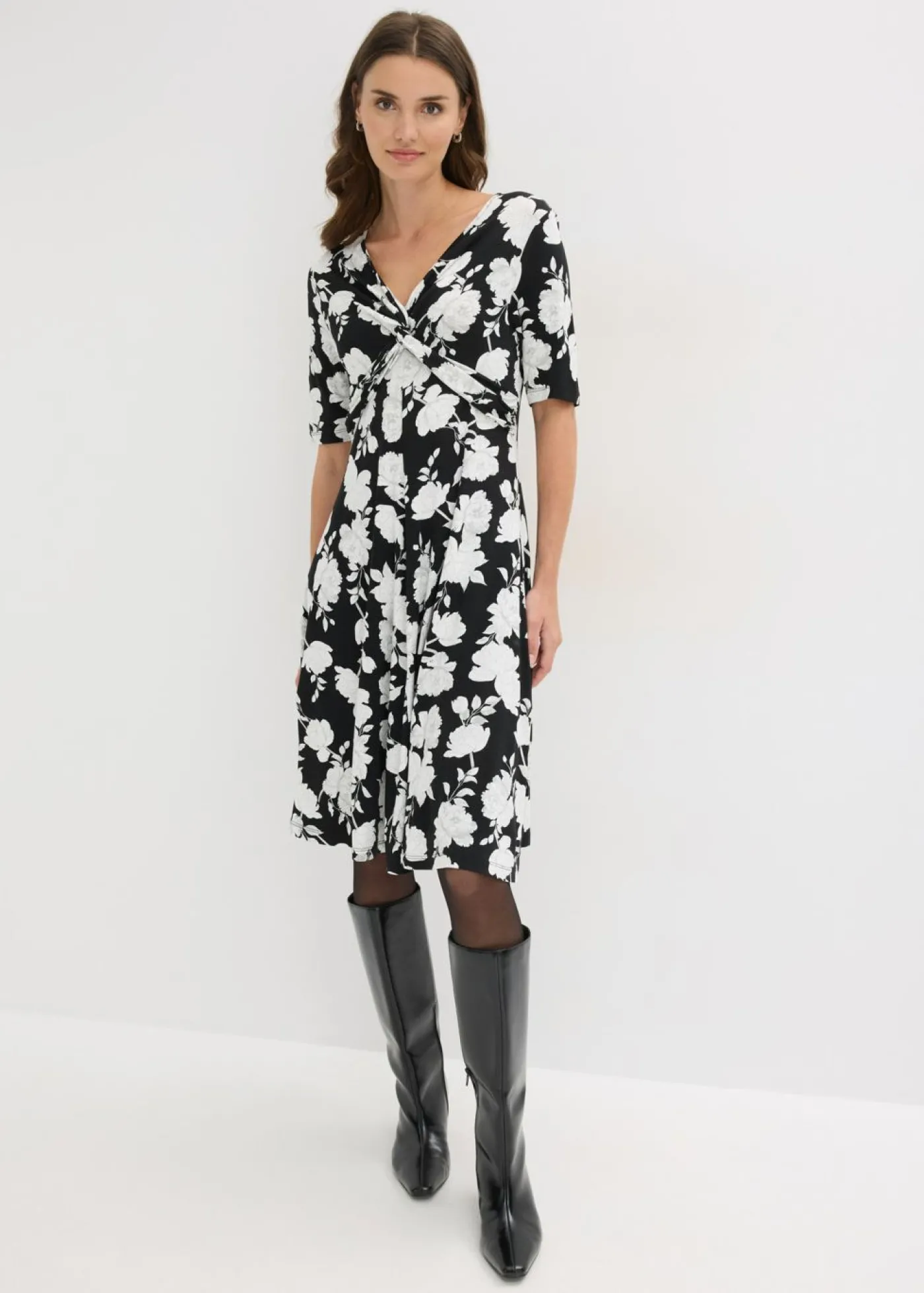 bonprix bonprix Vestido de punto de mezcla de viscosa con drapeado Negro de flores Outlet