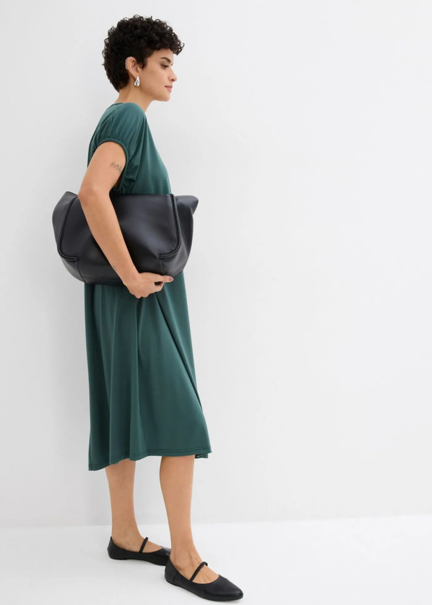 bonprix bonprix Vestido de punto de mezcla de viscosa con escote en V verde sombra Sale