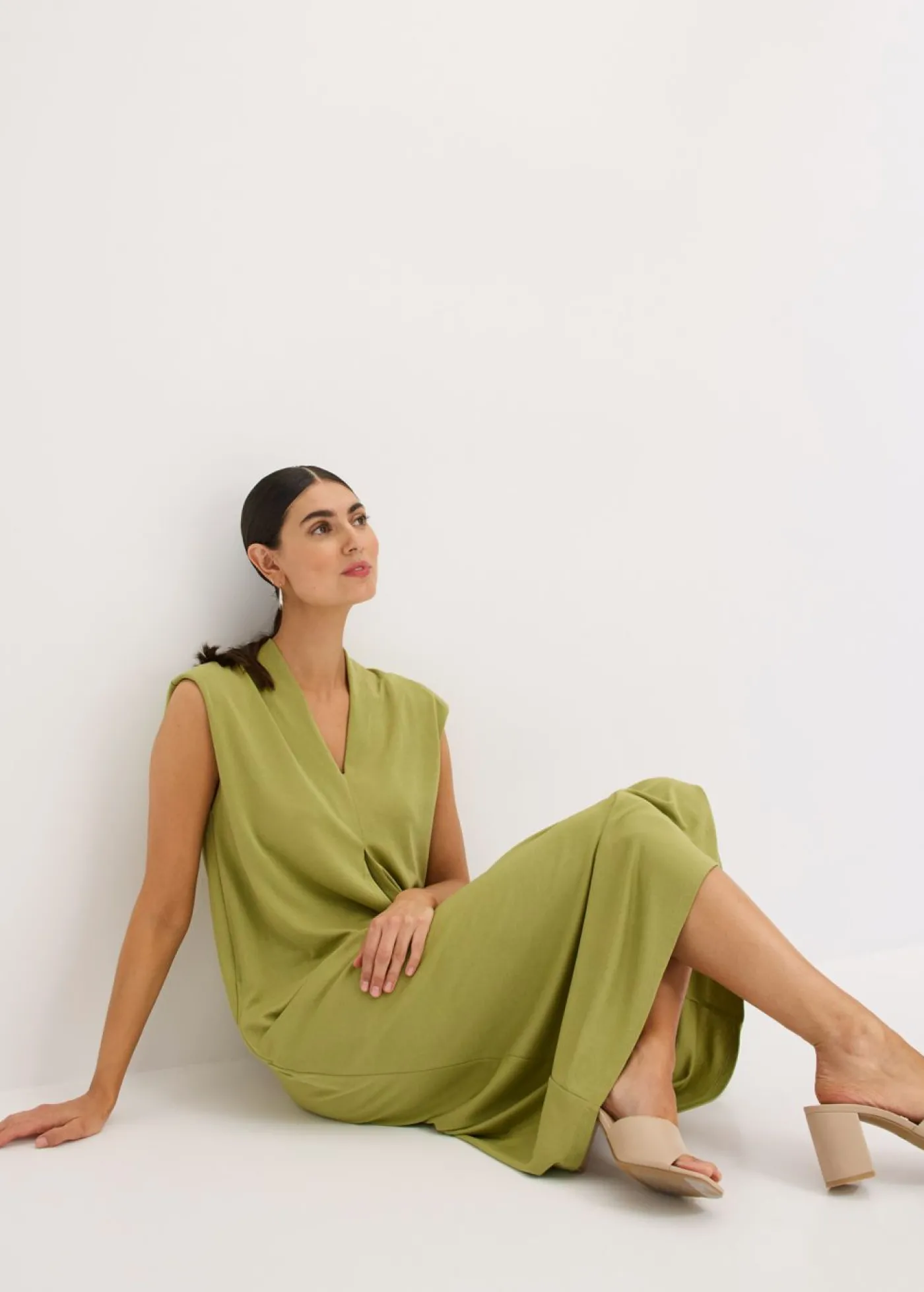 bonprix bonprix Vestido de punto de piqué de viscosa con hombreras Verde oliva-dorado Sale