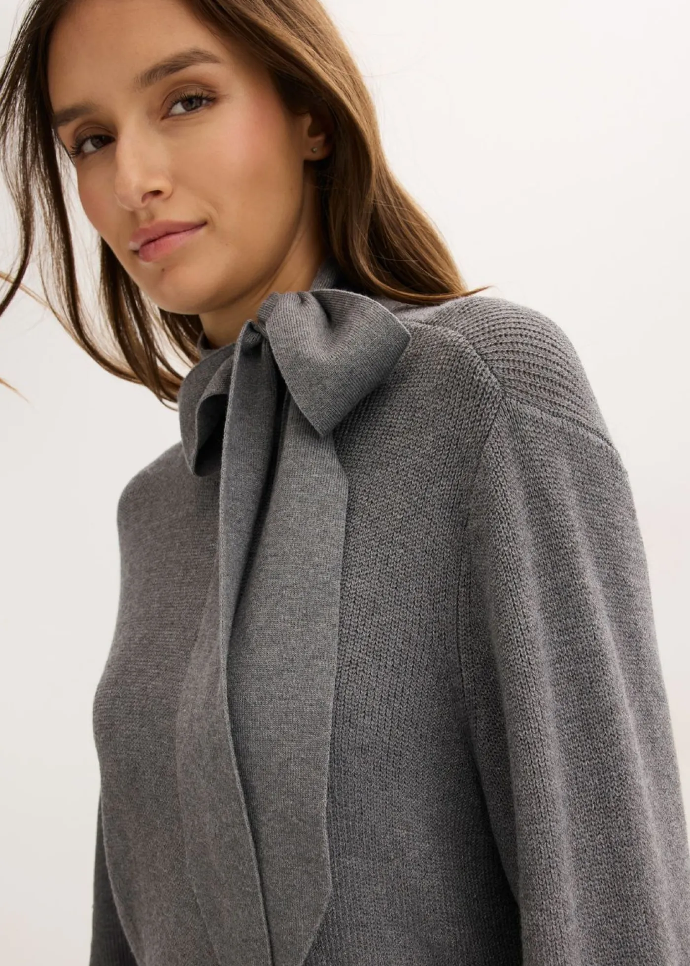 bonprix bonprix Vestido de punto de suave mezcla de viscosa con lazo Gris jaspeado Hot
