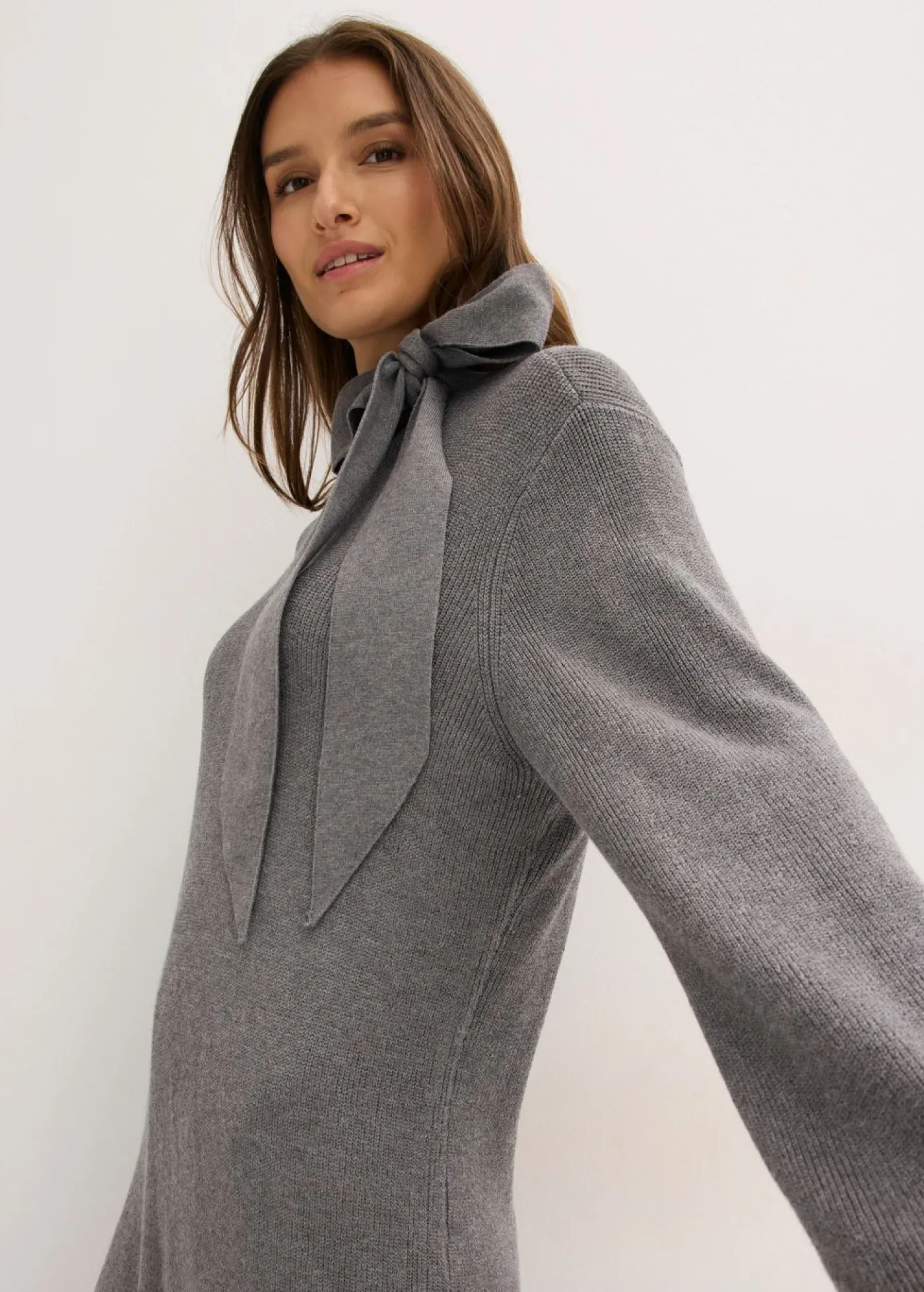 bonprix bonprix Vestido de punto de suave mezcla de viscosa con lazo Gris jaspeado Hot
