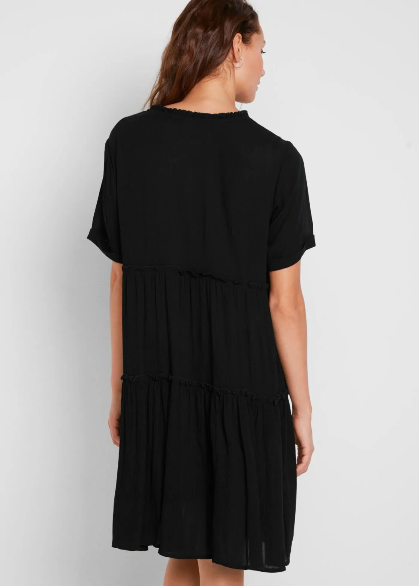 bonprix bonprix Vestido de viscosa arrugada hasta la rodilla con detalle en el escote Negro New