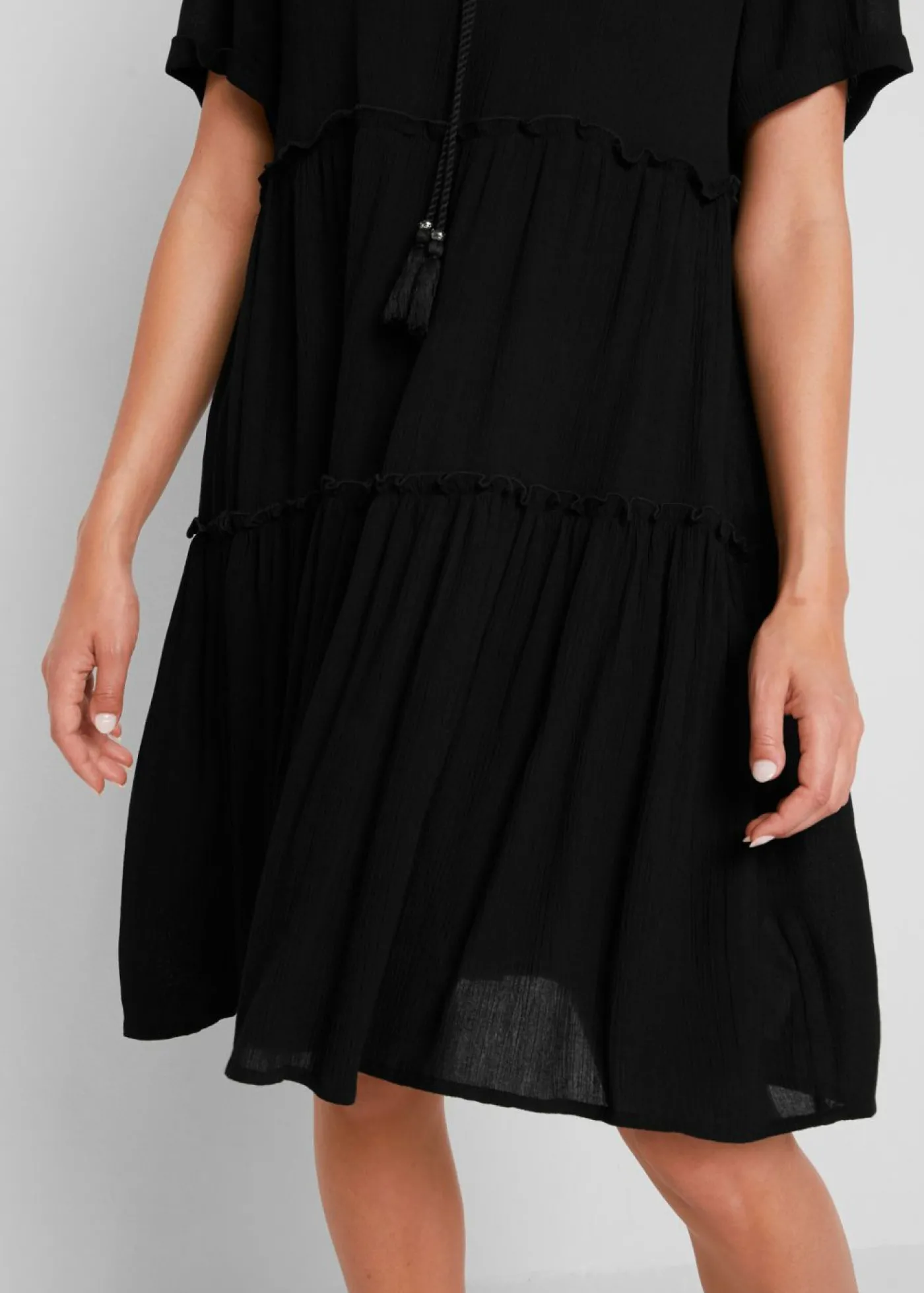 bonprix bonprix Vestido de viscosa arrugada hasta la rodilla con detalle en el escote Negro New