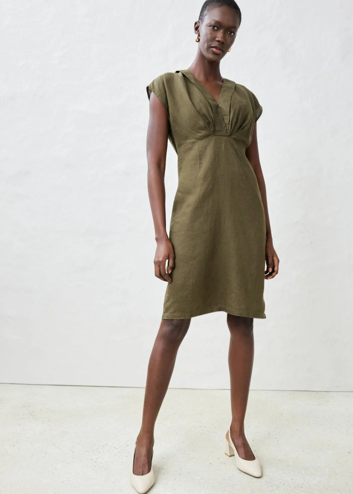 bonprix bonprix Vestido entallado de lino puro Verde oliva oscuro Sale