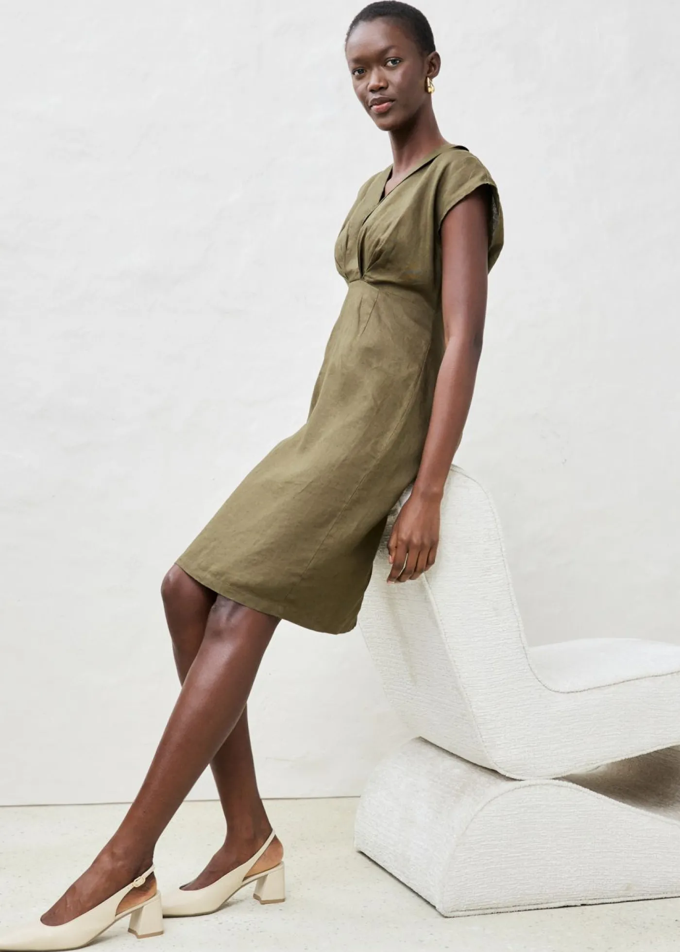 bonprix bonprix Vestido entallado de lino puro Verde oliva oscuro Sale
