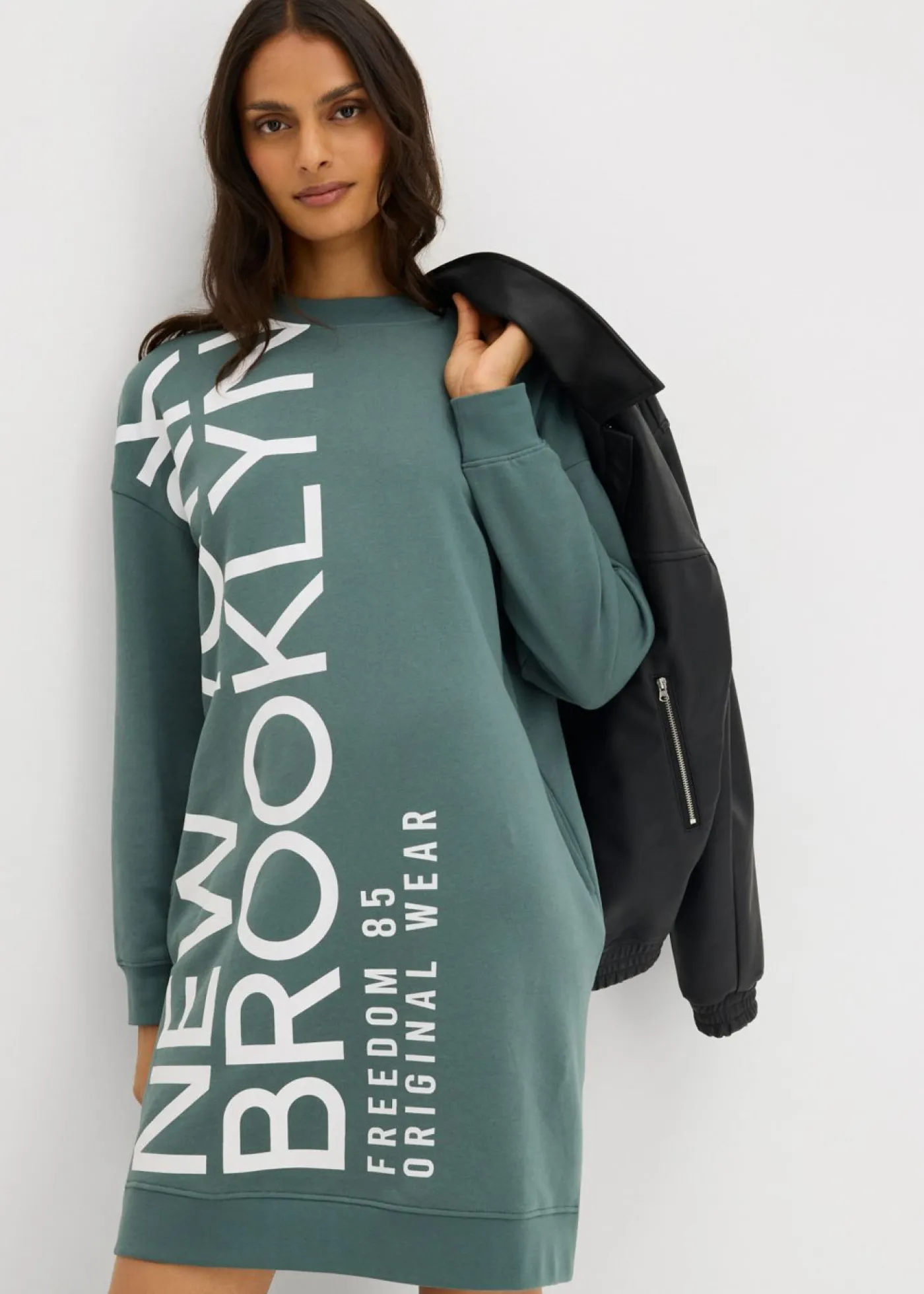 bonprix bonprix Vestido holgado tipo sudadera en suave mezcla de algodón Verde grisáceo Clearance