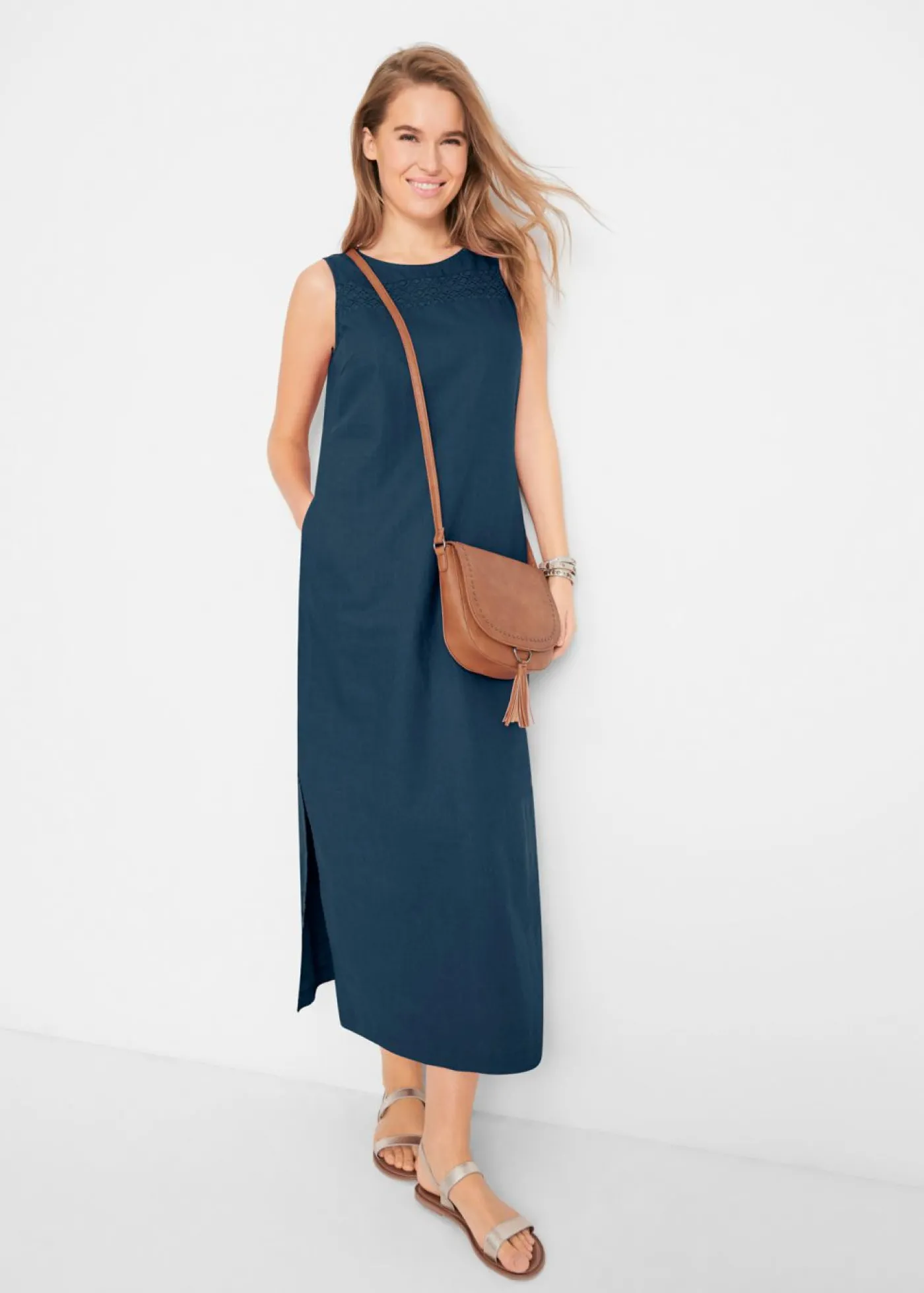 bonprix bonprix Vestido largo de lino con motivo perforado en el escote y abertura lateral Azul marino New