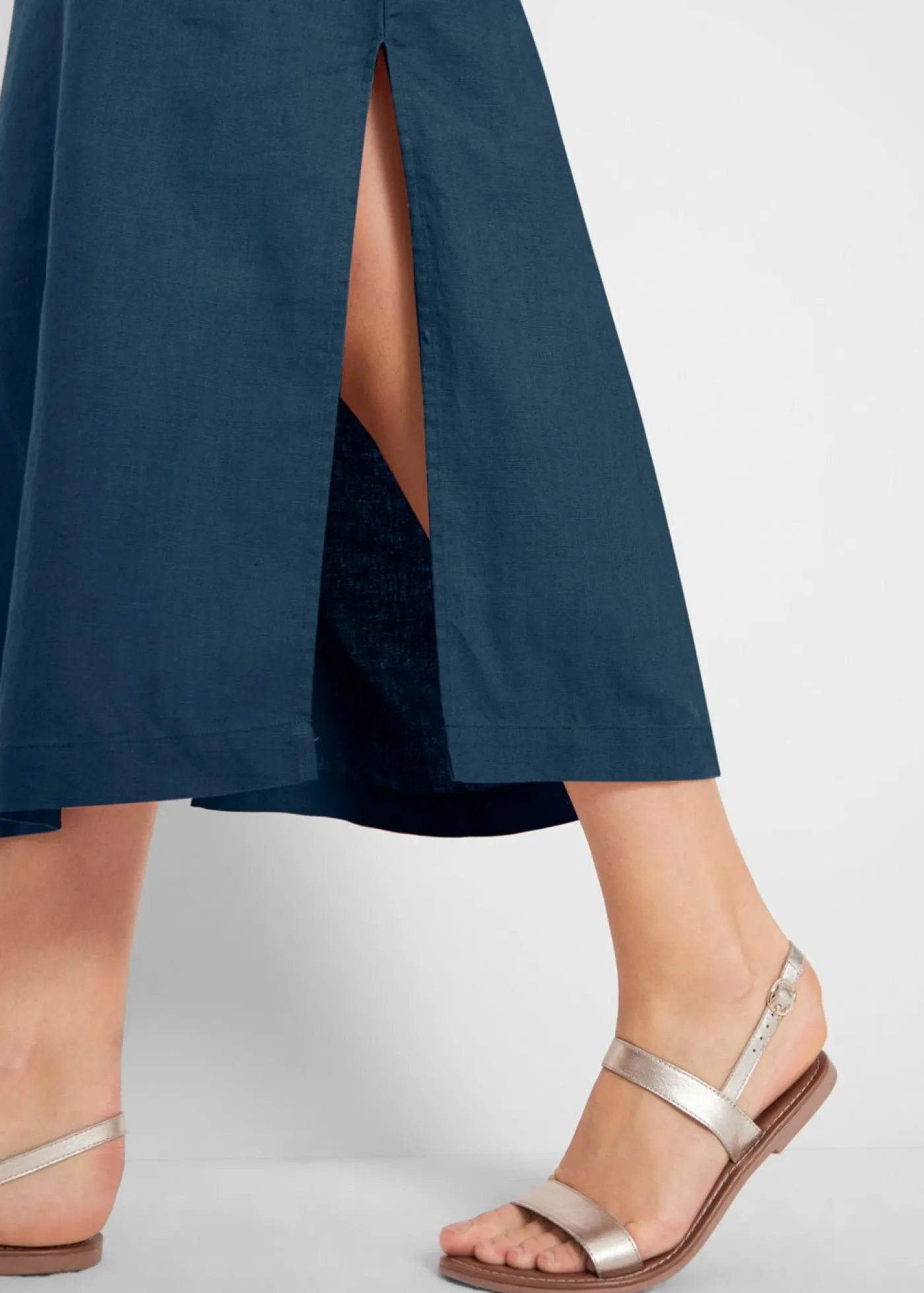 bonprix bonprix Vestido largo de lino con motivo perforado en el escote y abertura lateral Azul marino New