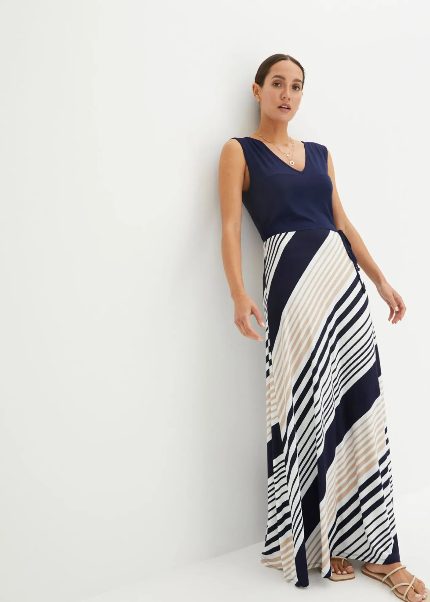bonprix bonprix Vestido largo de mezcla de viscosa suave Azul marino-crema con rayas New