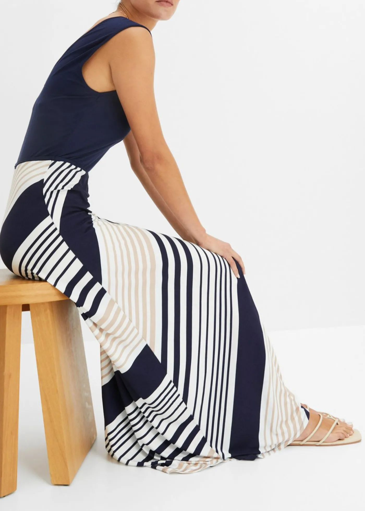 bonprix bonprix Vestido largo de mezcla de viscosa suave Azul marino-crema con rayas New