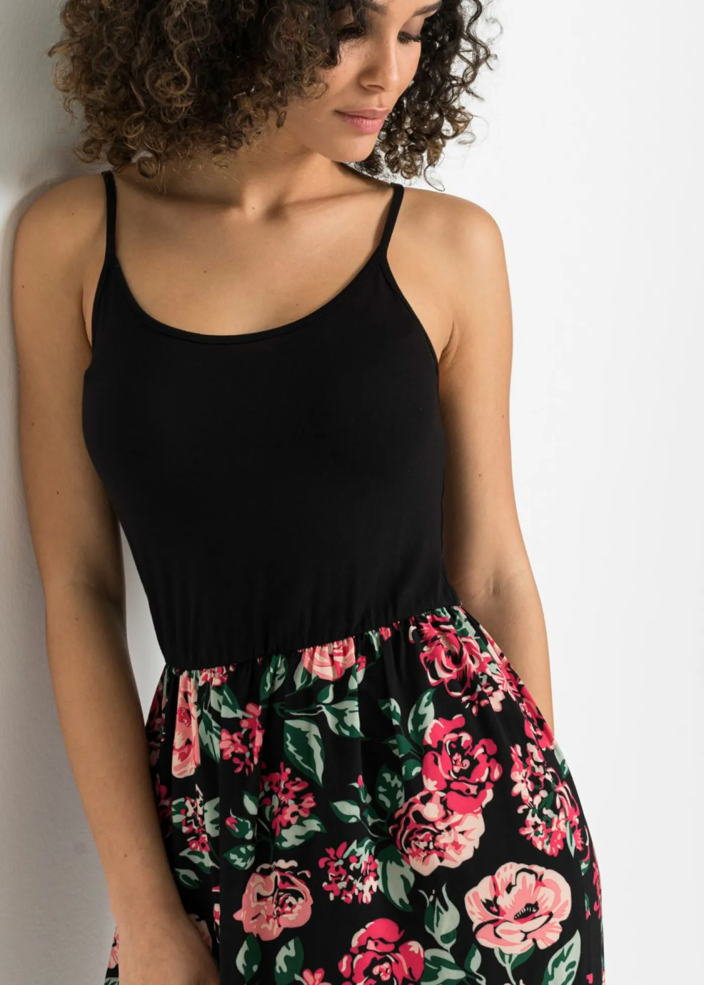bonprix bonprix Vestido largo de viscosa sostenible Negro de flores Outlet