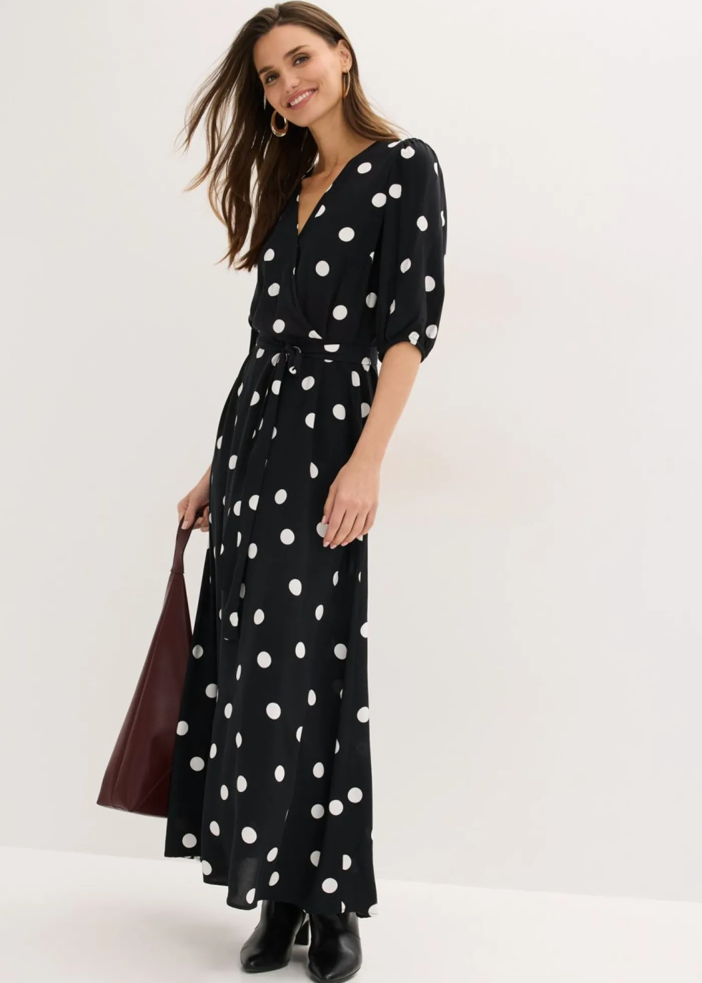 bonprix bonprix Vestido largo de viscosa fluida negro - blanco topos