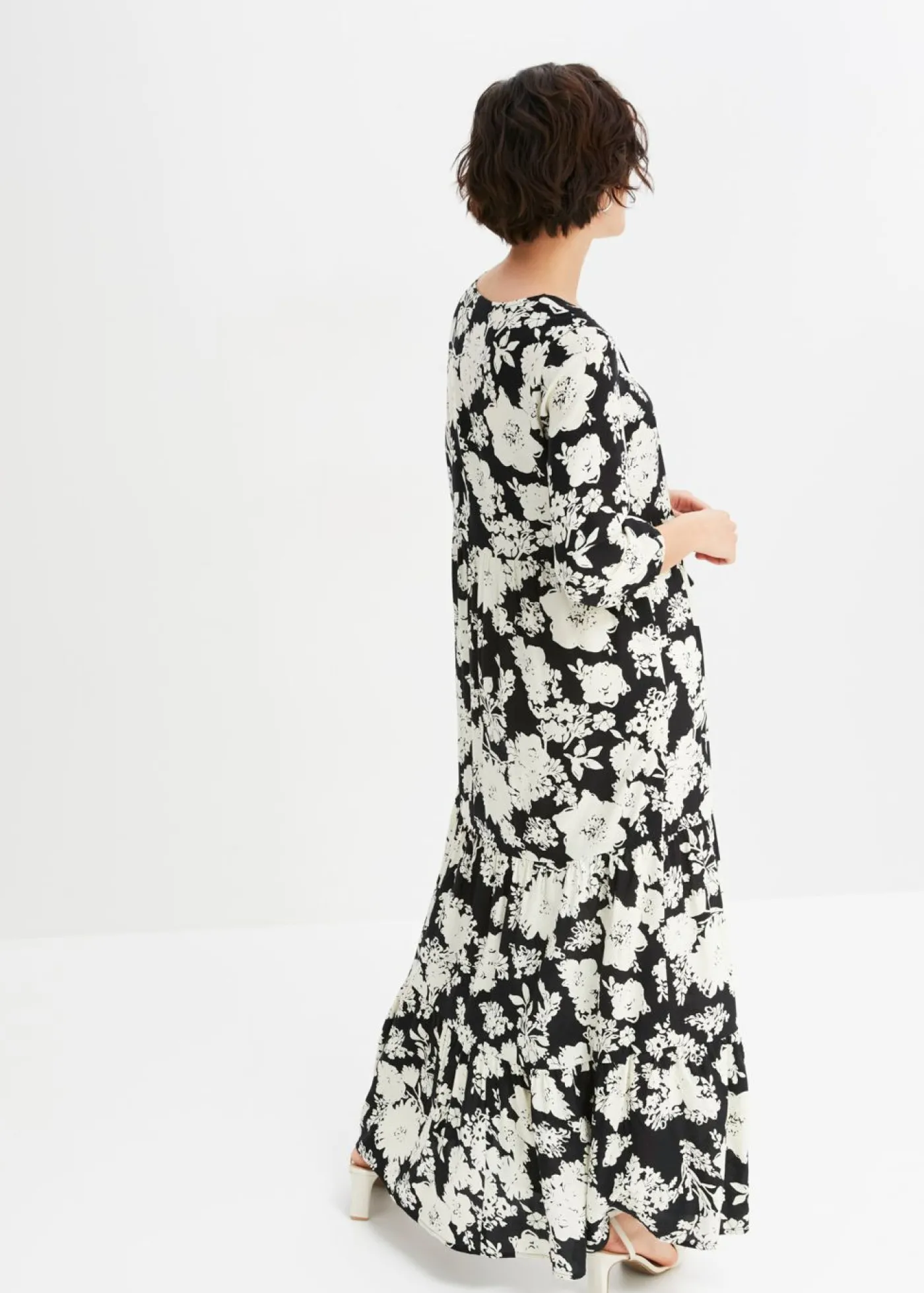 bonprix bonprix Vestido largo de viscosa fluida negro-crema con flores New
