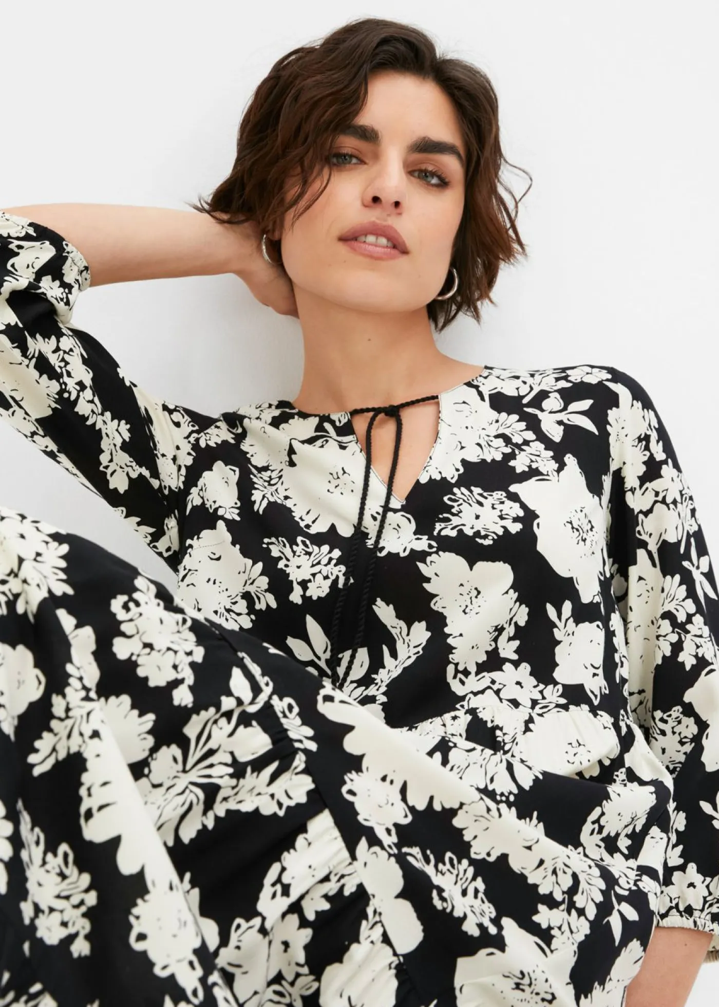 bonprix bonprix Vestido largo de viscosa fluida negro-crema con flores New