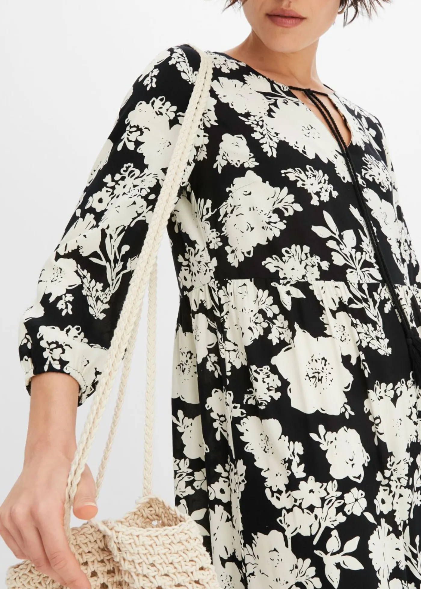 bonprix bonprix Vestido largo de viscosa fluida negro-crema con flores New