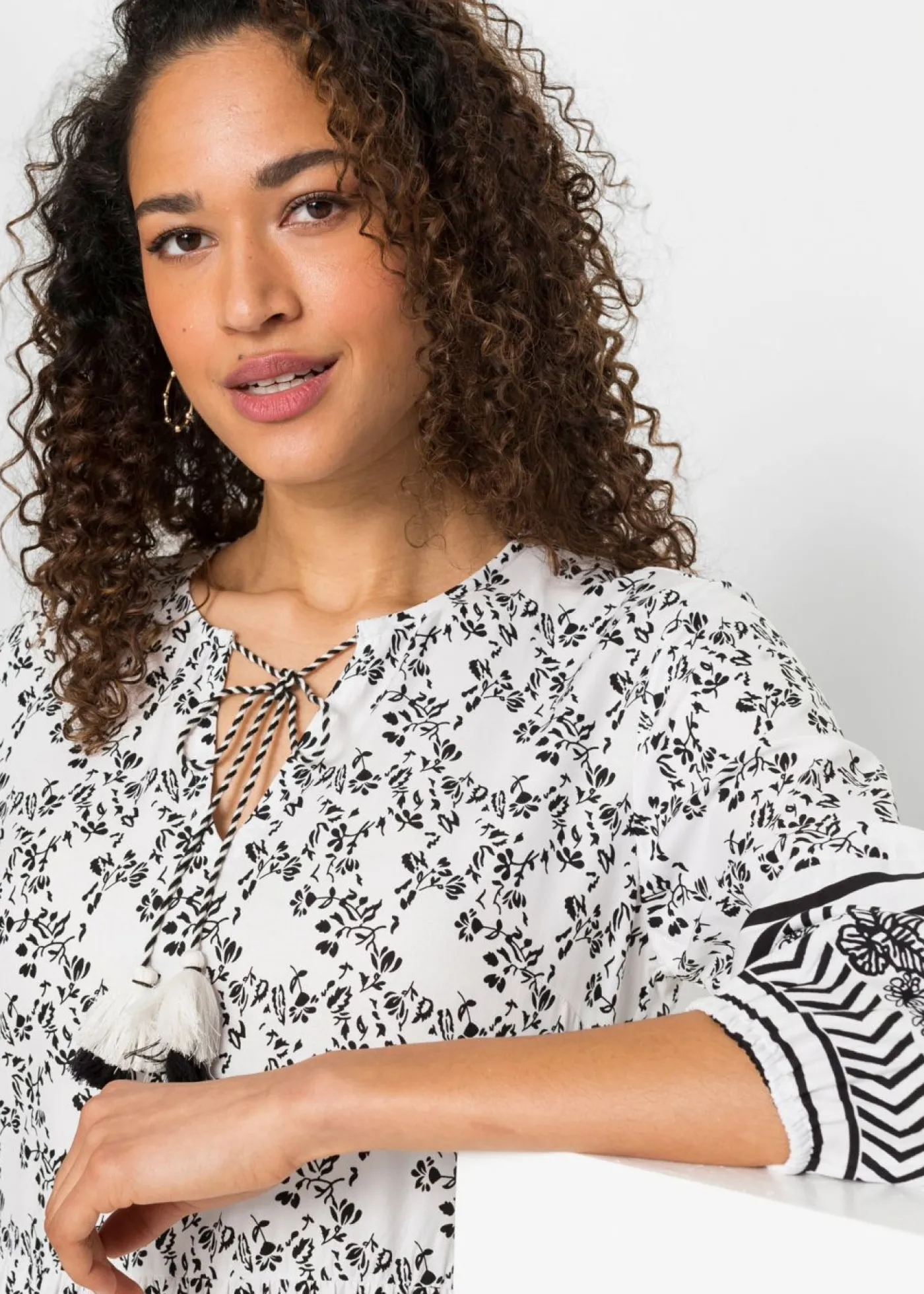bonprix bonprix Vestido largo de viscosa fluida Blanco-negro con estampado gráfico Outlet