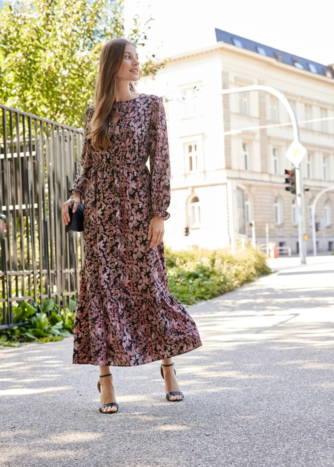 bonprix bonprix Vestido maxi de viscosa pura Negro-rosa de flores Online