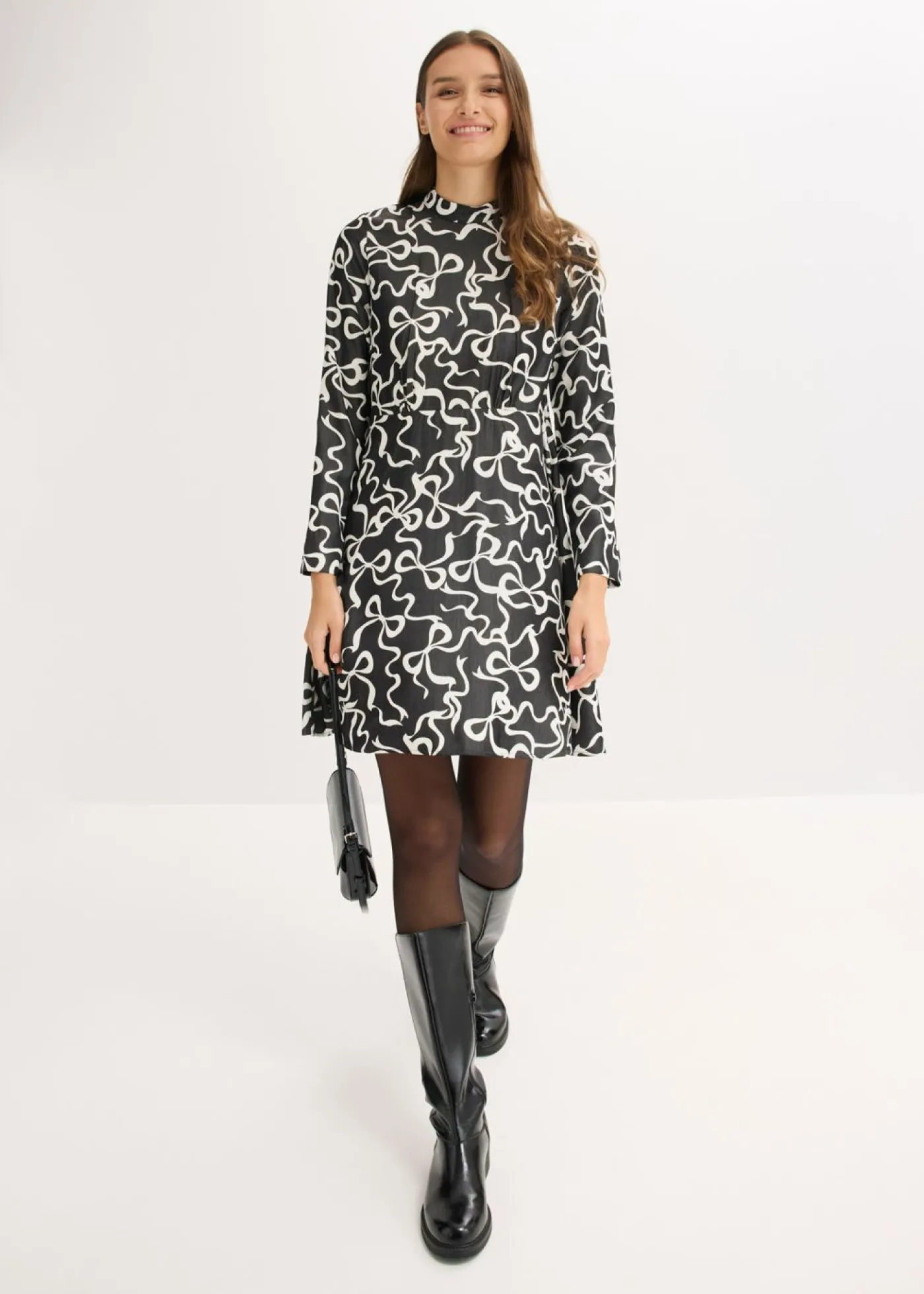 bonprix bonprix Vestido midi de mezcla de viscosa fluida Negro-blanco con estampado gráfico New