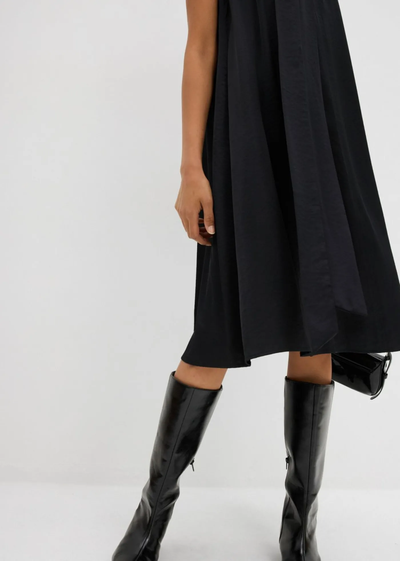 bonprix bonprix Vestido midi de satén de mezcla de viscosa Negro Outlet