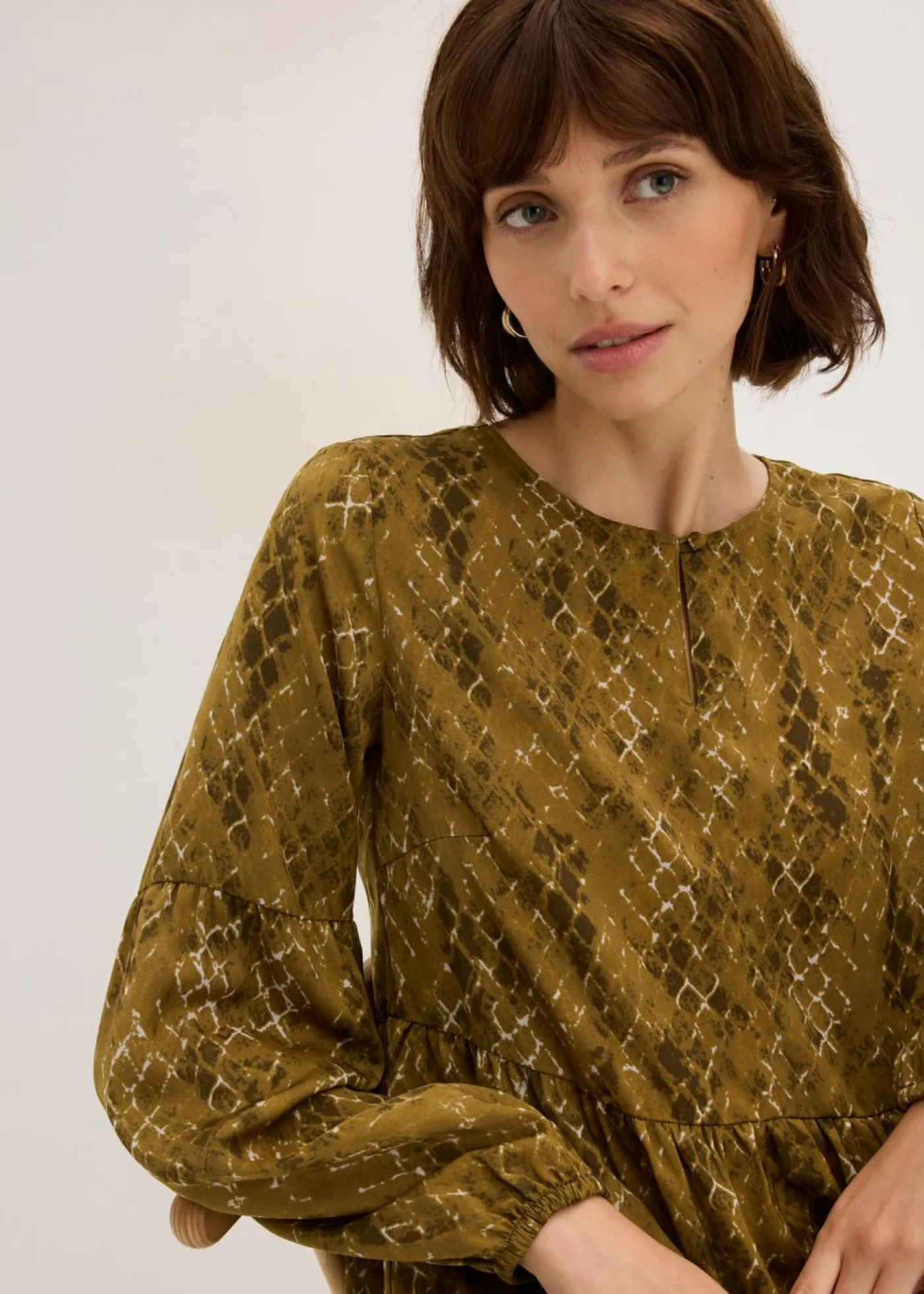 bonprix bonprix Vestido midi de satén fluido verde oliva/verde tierra estampado Discount