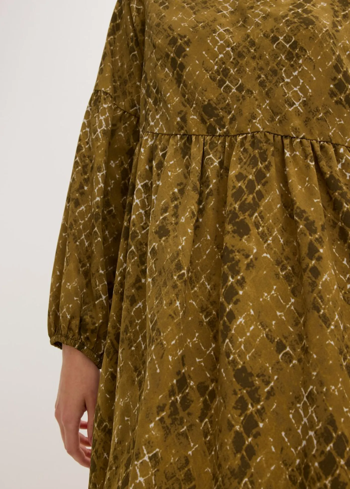 bonprix bonprix Vestido midi de satén fluido verde oliva/verde tierra estampado Discount