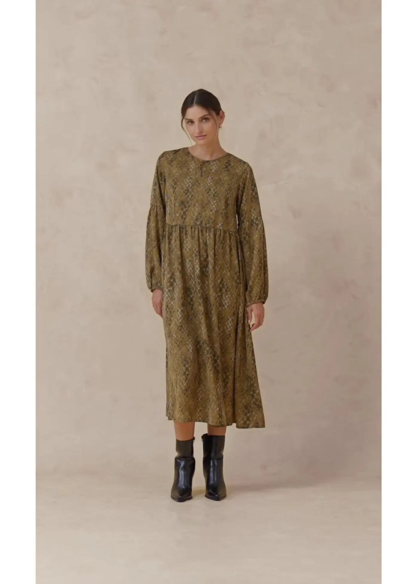 bonprix bonprix Vestido midi de satén fluido verde oliva/verde tierra estampado Discount