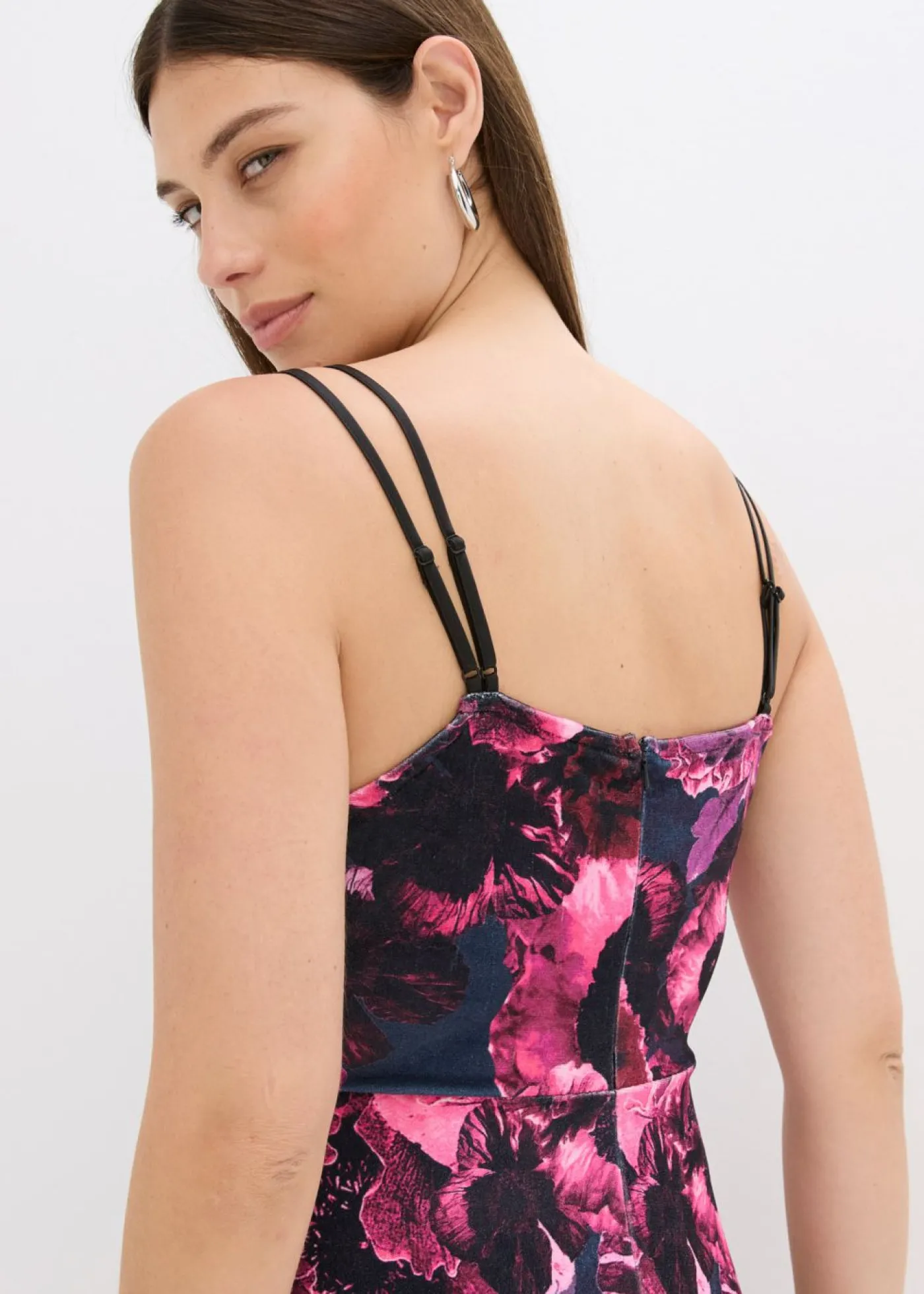 bonprix bonprix Vestido midi de terciopelo brillante negro-purpúra New