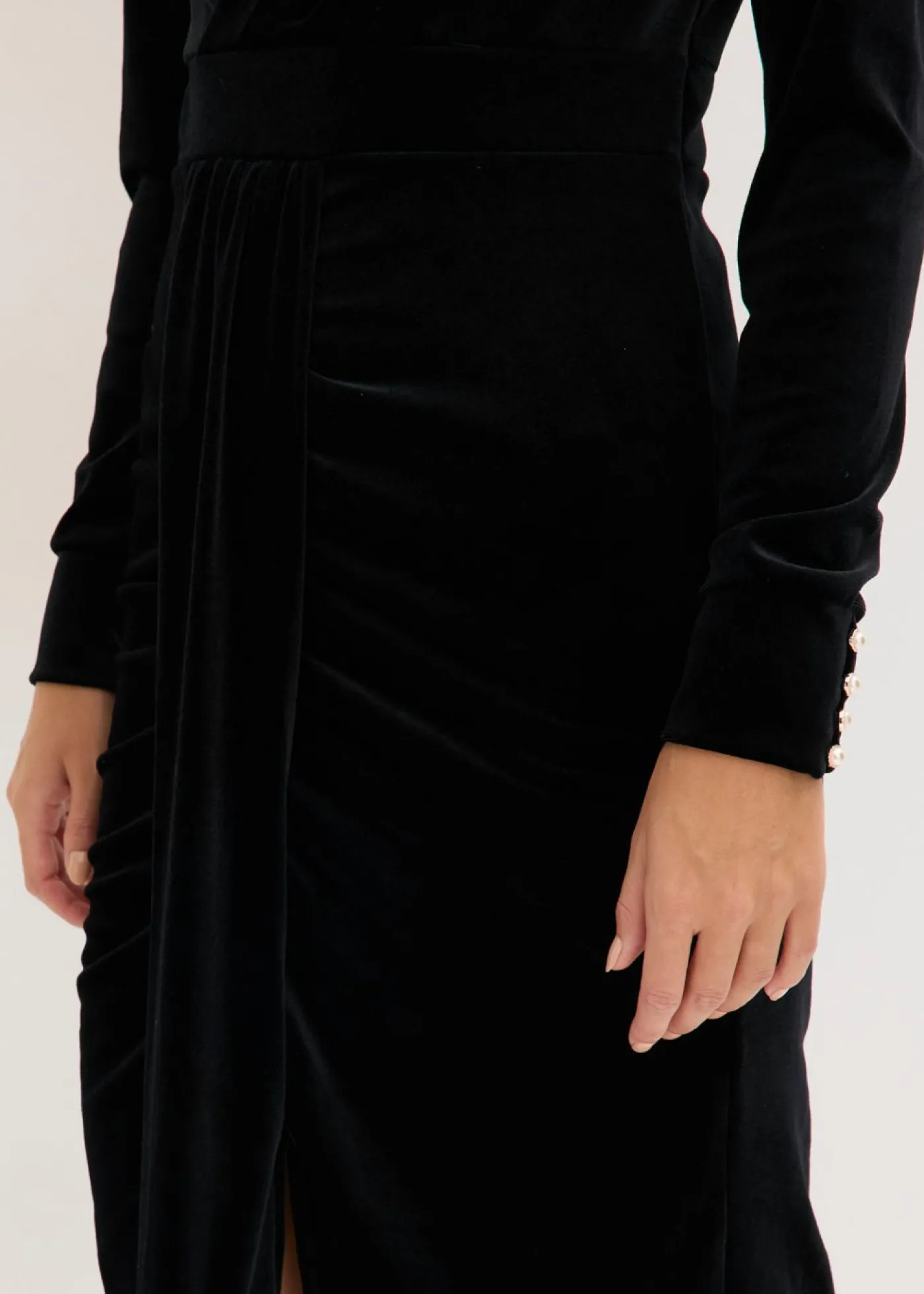 bonprix bonprix Vestido midi de terciopelo fluido Negro Outlet