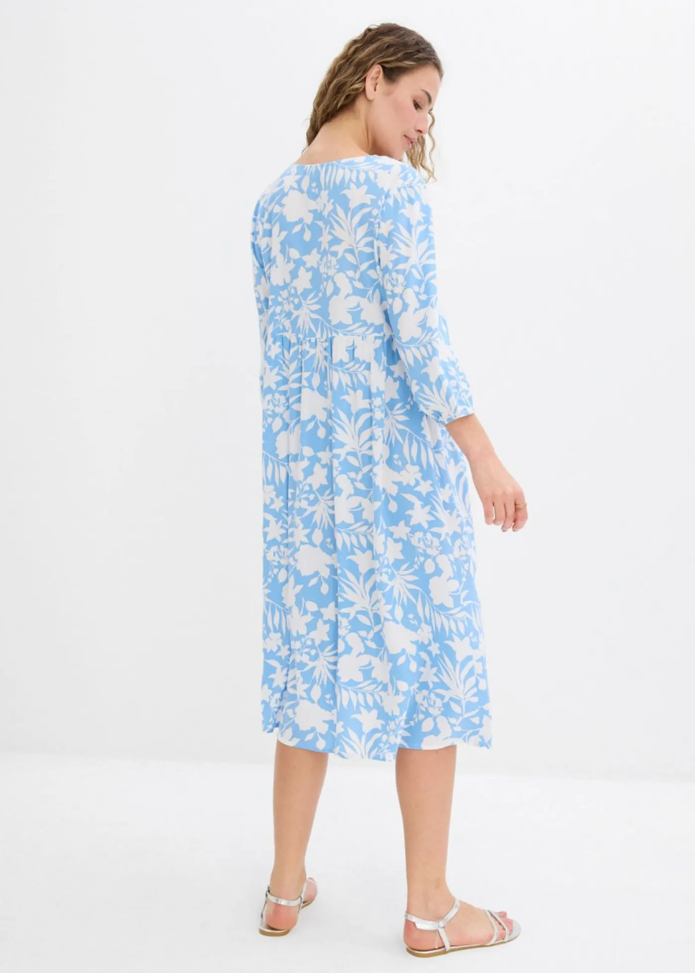 bonprix bonprix Vestido midi de viscosa fluida Azul bebé/blanco de flores Best