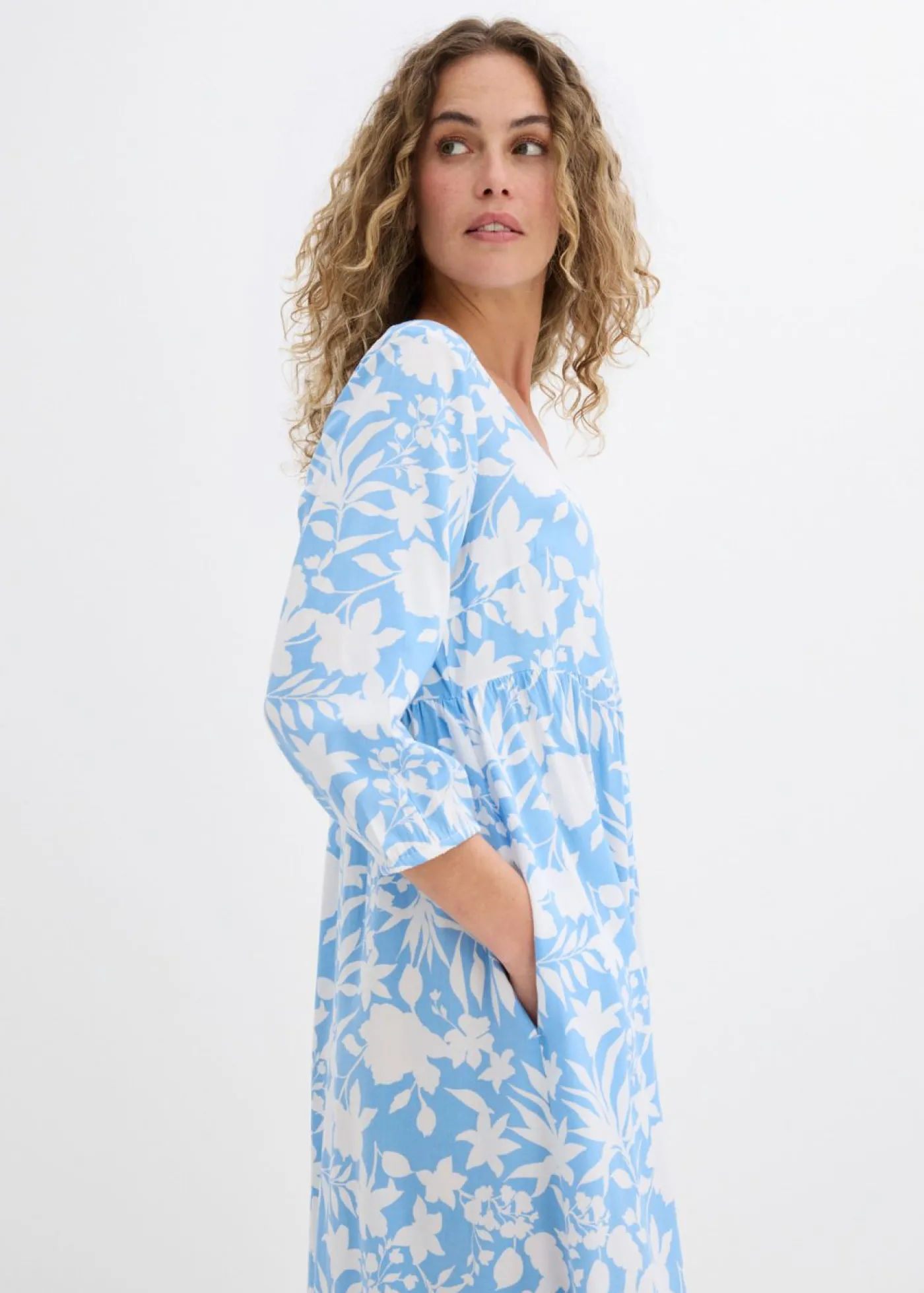 bonprix bonprix Vestido midi de viscosa fluida Azul bebé/blanco de flores Best