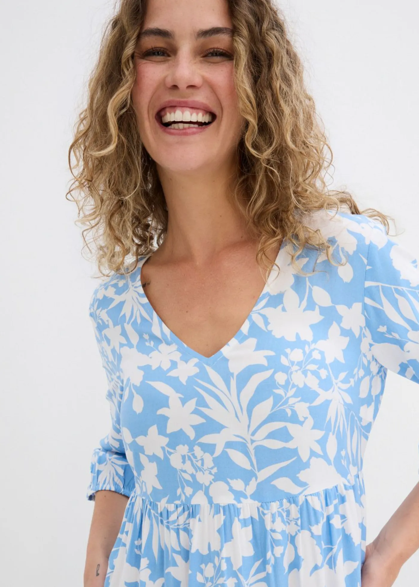 bonprix bonprix Vestido midi de viscosa fluida Azul bebé/blanco de flores Best