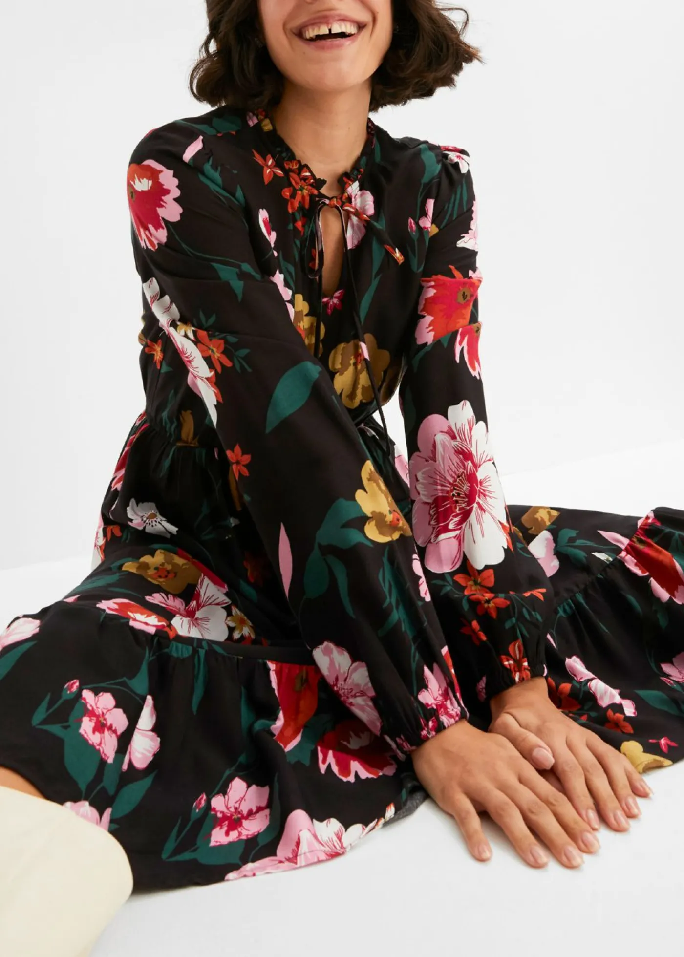 bonprix bonprix Vestido midi de viscosa fluida Negro de flores Online