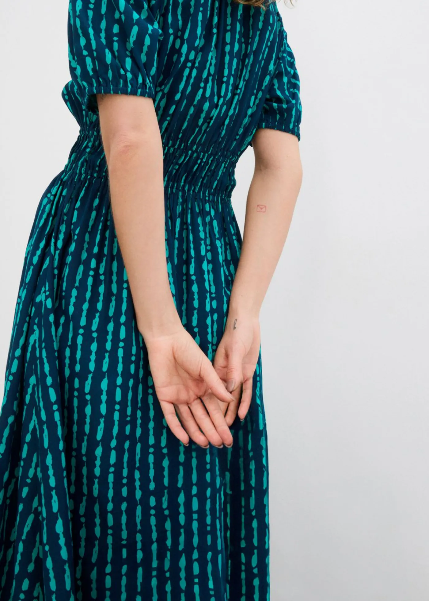 bonprix bonprix Vestido midi de viscosa suave azul marino-turquesa mate New