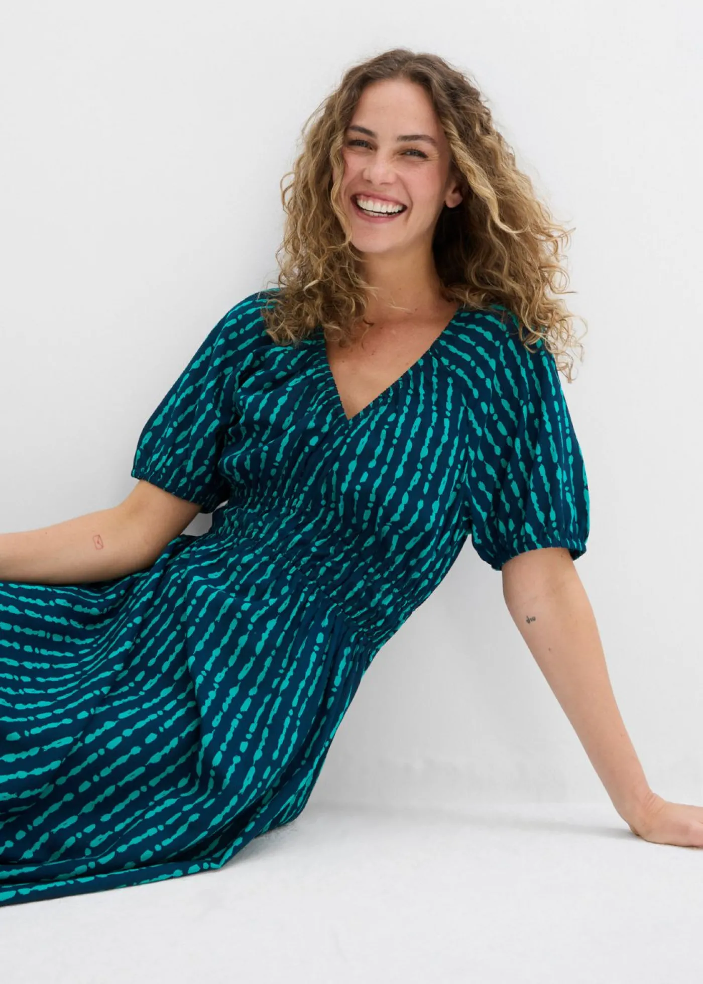 bonprix bonprix Vestido midi de viscosa suave azul marino-turquesa mate New