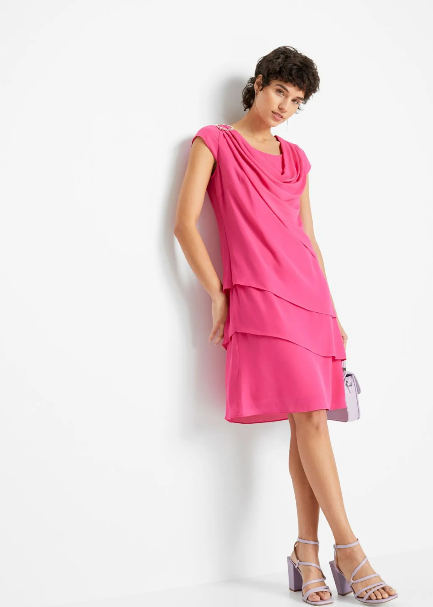 bonprix bonprix Vestido mini con look de capas y accesorios decorativos Azul marino Outlet