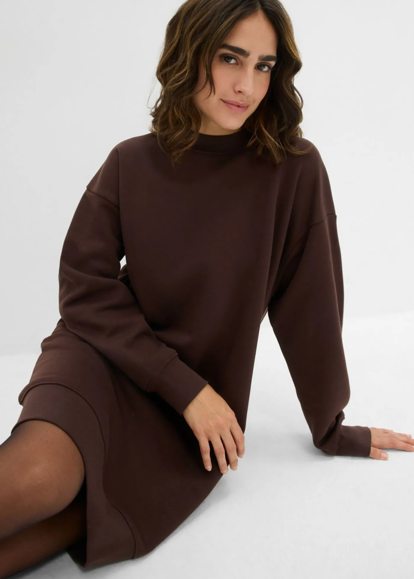 bonprix bonprix Vestido oversize tipo sudadera Marrón oscuro Hot