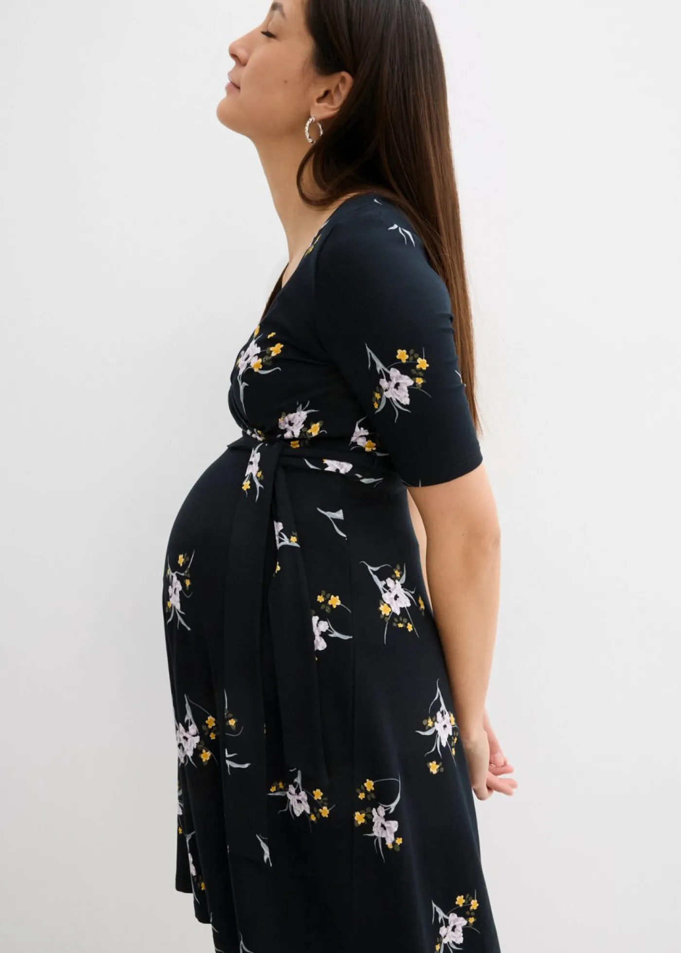 bonprix bonprix Vestido premamá/de lactancia de viscosa suave negro-frambuesa con flores Clearance