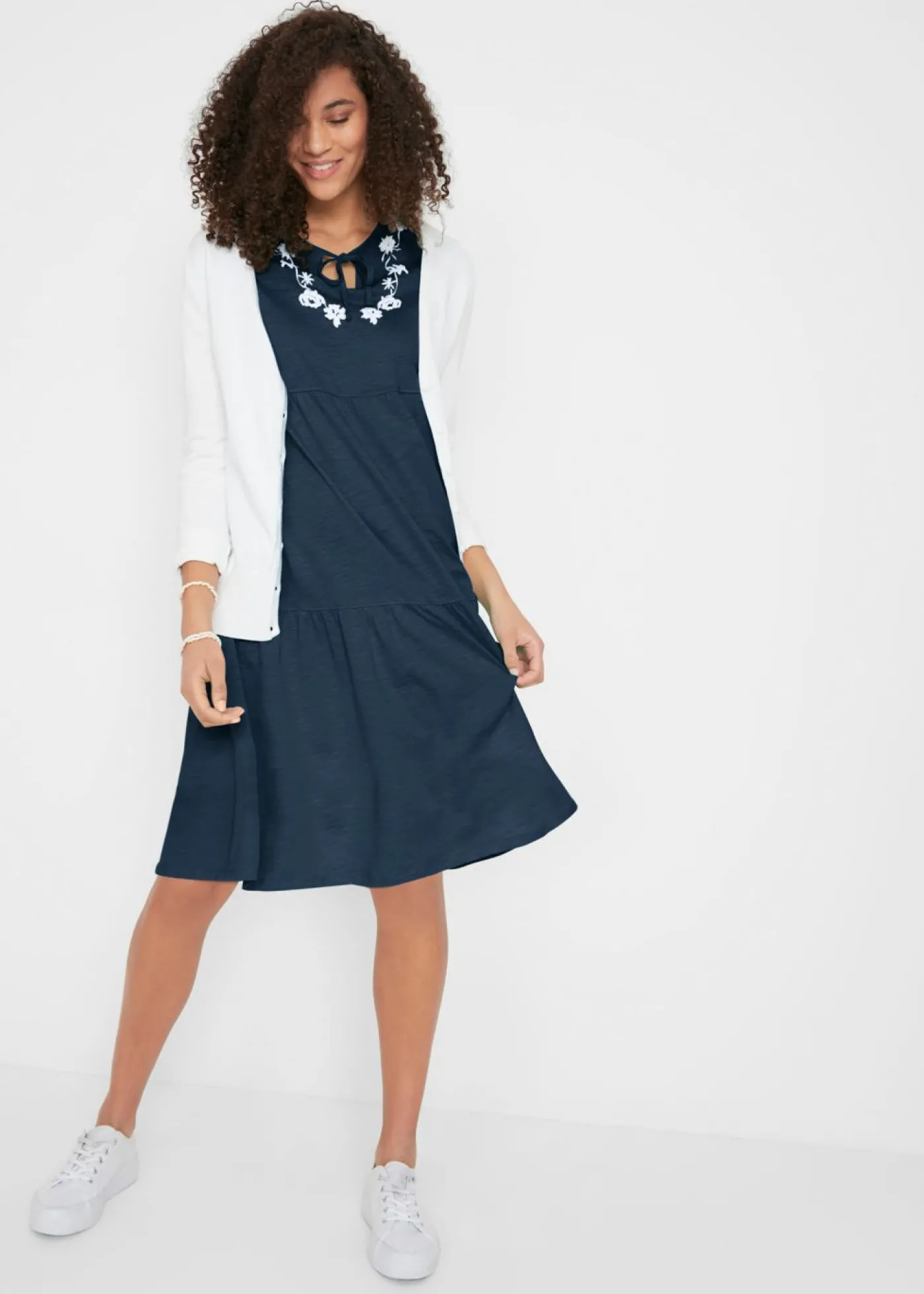 bonprix bonprix Vestido tipo túnica de algodón con manga corta Azul oscuro de flores